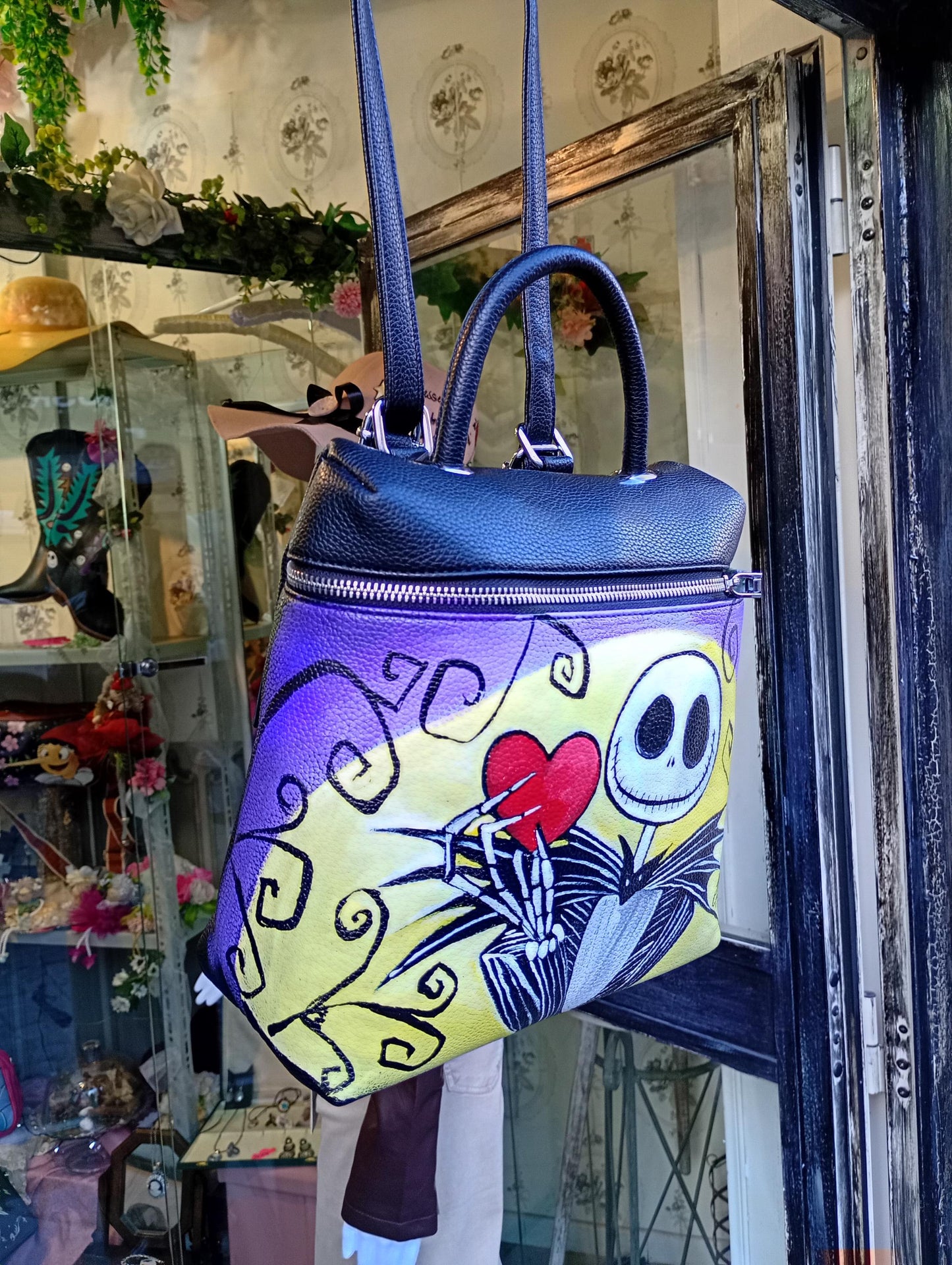 🎃 Descrizione prodotto:  
Porta con te il fascino dark e lo stile unico di Jack, il celebre protagonista di Nightmare Before Christmas, con questa borsa/zaino dipinta a mano. Un accessorio originale, perfetto per chi ama distinguersi con un tocco gotico e creativo.