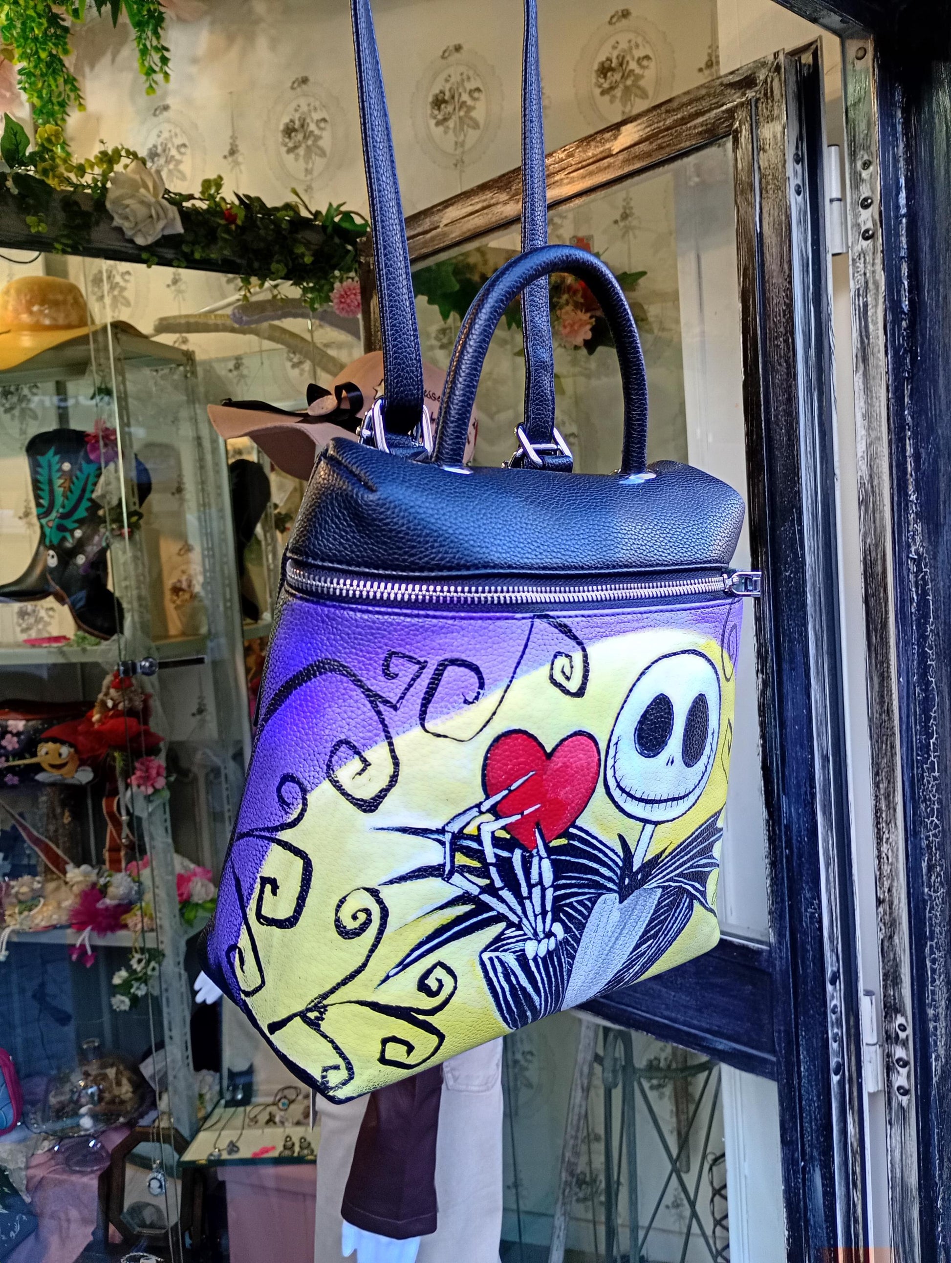 🎃 Descrizione prodotto:  
Porta con te il fascino dark e lo stile unico di Jack, il celebre protagonista di Nightmare Before Christmas, con questa borsa/zaino dipinta a mano. Un accessorio originale, perfetto per chi ama distinguersi con un tocco gotico e creativo.