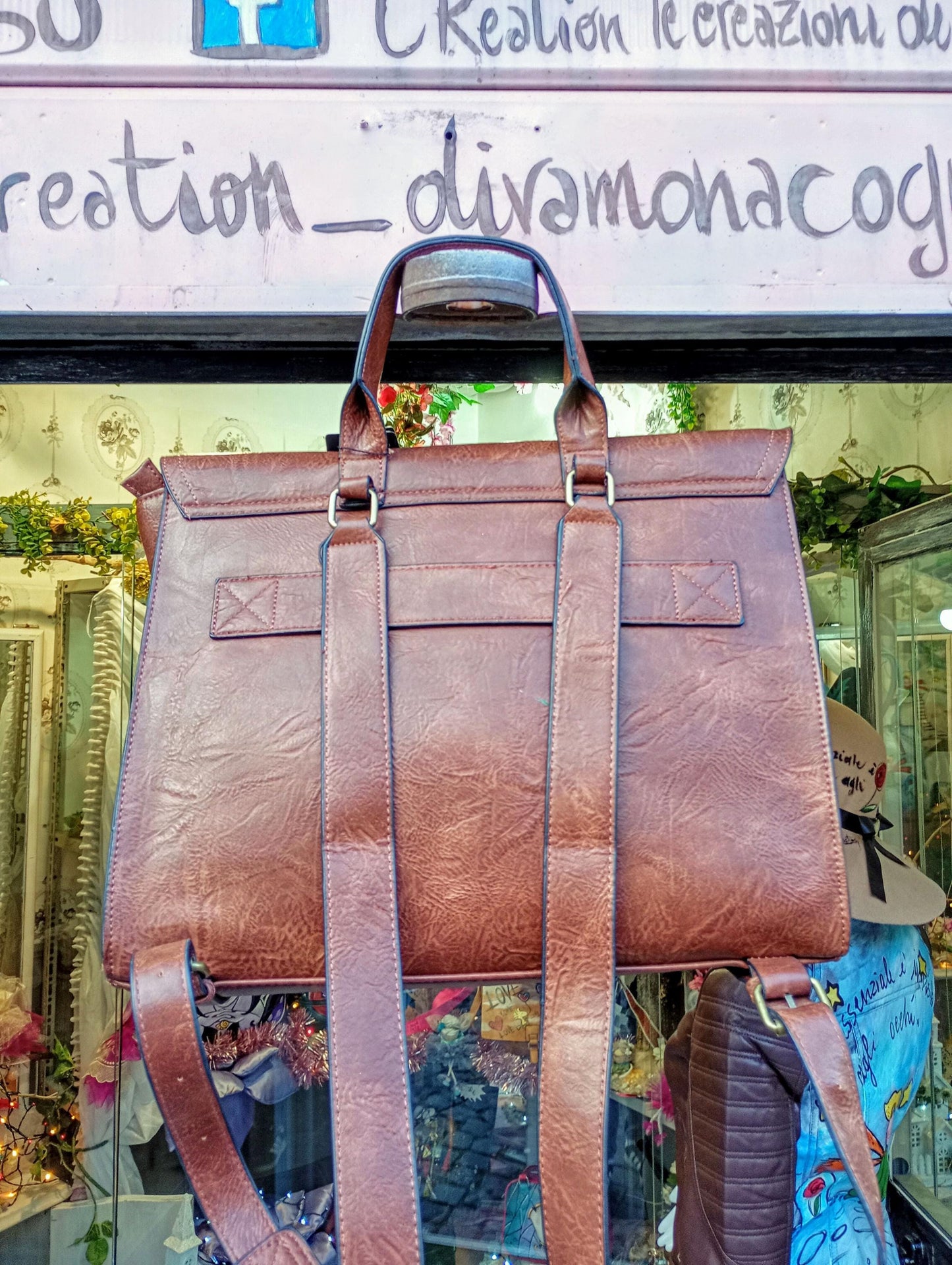 Descrizione prodotto:  
Borsa/zaino artigianale in ecopelle dipinta a mano con protagonista Snoopy in sella a una moto! Un accessorio originale, vivace e pieno di carattere, perfetto per chi ama lo stile unico e vuole distinguersi con arte.