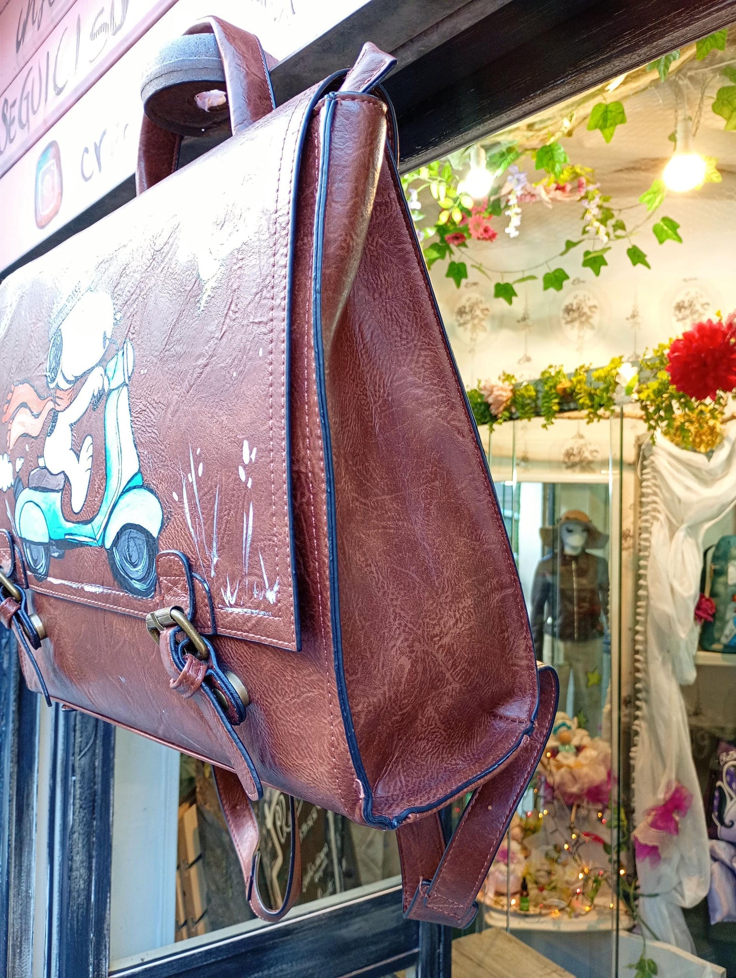 Descrizione prodotto:  
Borsa/zaino artigianale in ecopelle dipinta a mano con protagonista Snoopy in sella a una moto! Un accessorio originale, vivace e pieno di carattere, perfetto per chi ama lo stile unico e vuole distinguersi con arte.