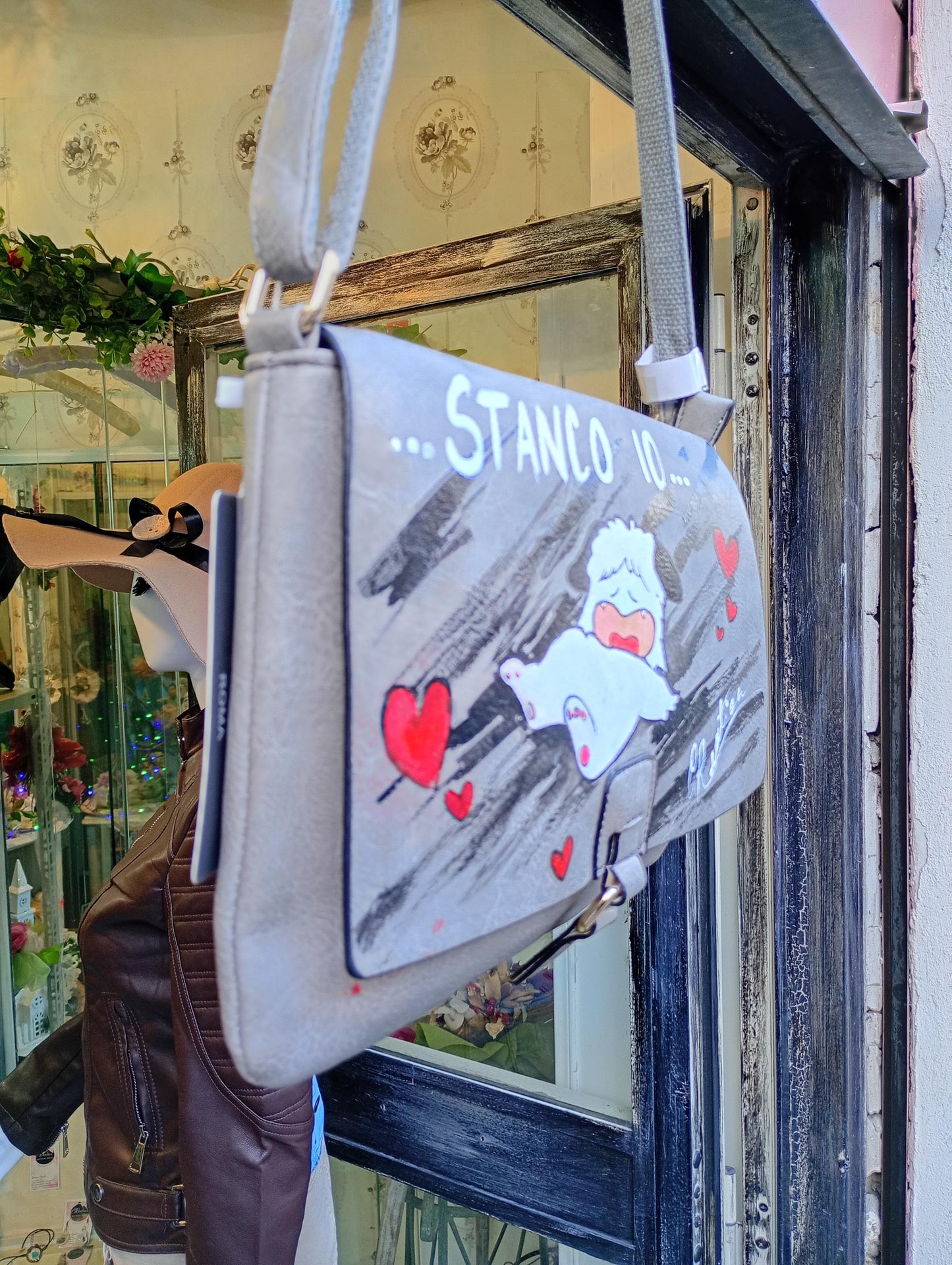 🎨 Descrizione prodotto:  
Un tenero omaggio al mondo dei cartoni giapponesi: Hello Spank prende vita su questa borsa dipinta interamente a mano. Simpatica, nostalgica e originale, perfetta per chi ama distinguersi con stile e creatività.