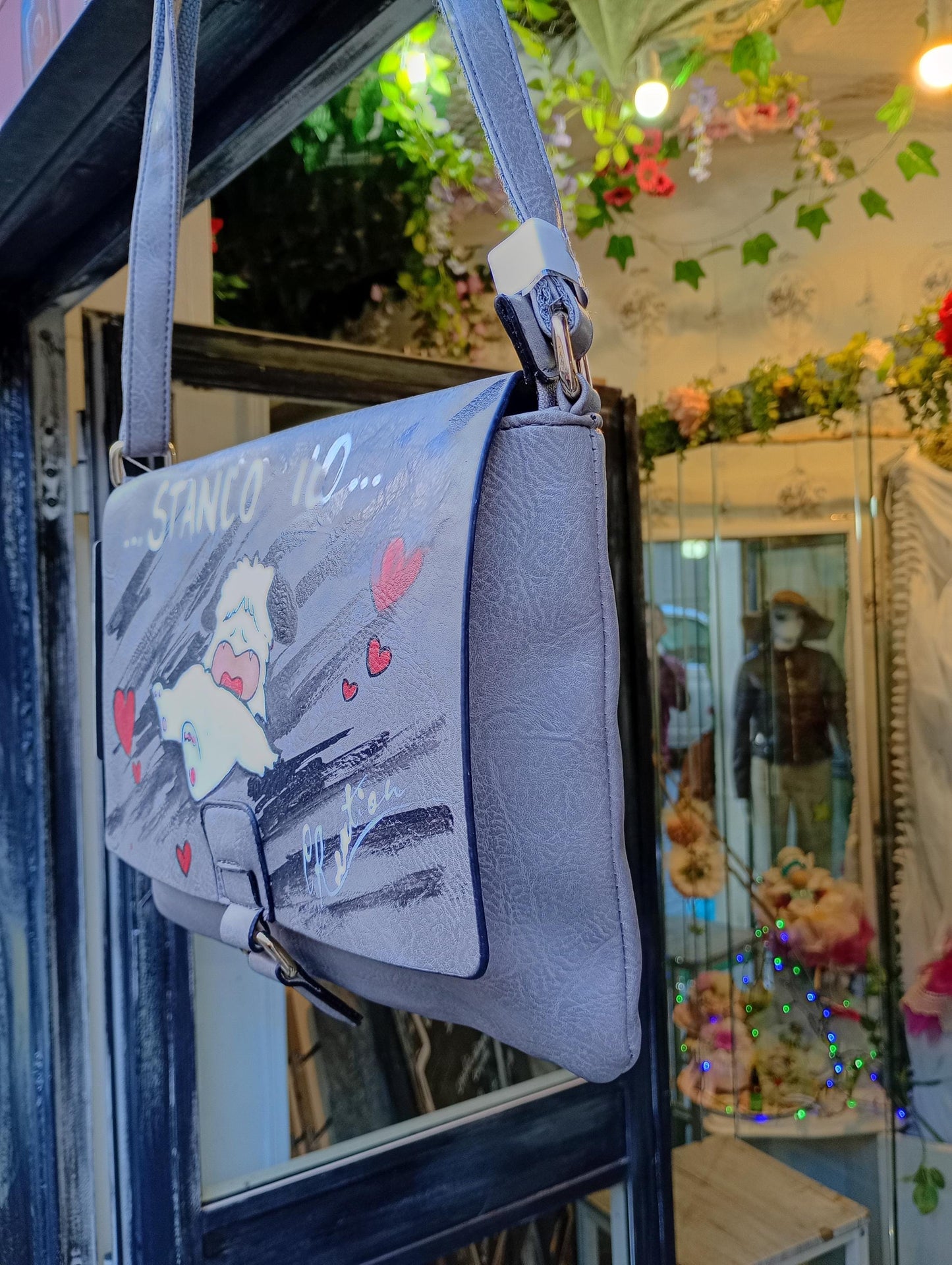 🎨 Descrizione prodotto:  
Un tenero omaggio al mondo dei cartoni giapponesi: Hello Spank prende vita su questa borsa dipinta interamente a mano. Simpatica, nostalgica e originale, perfetta per chi ama distinguersi con stile e creatività.