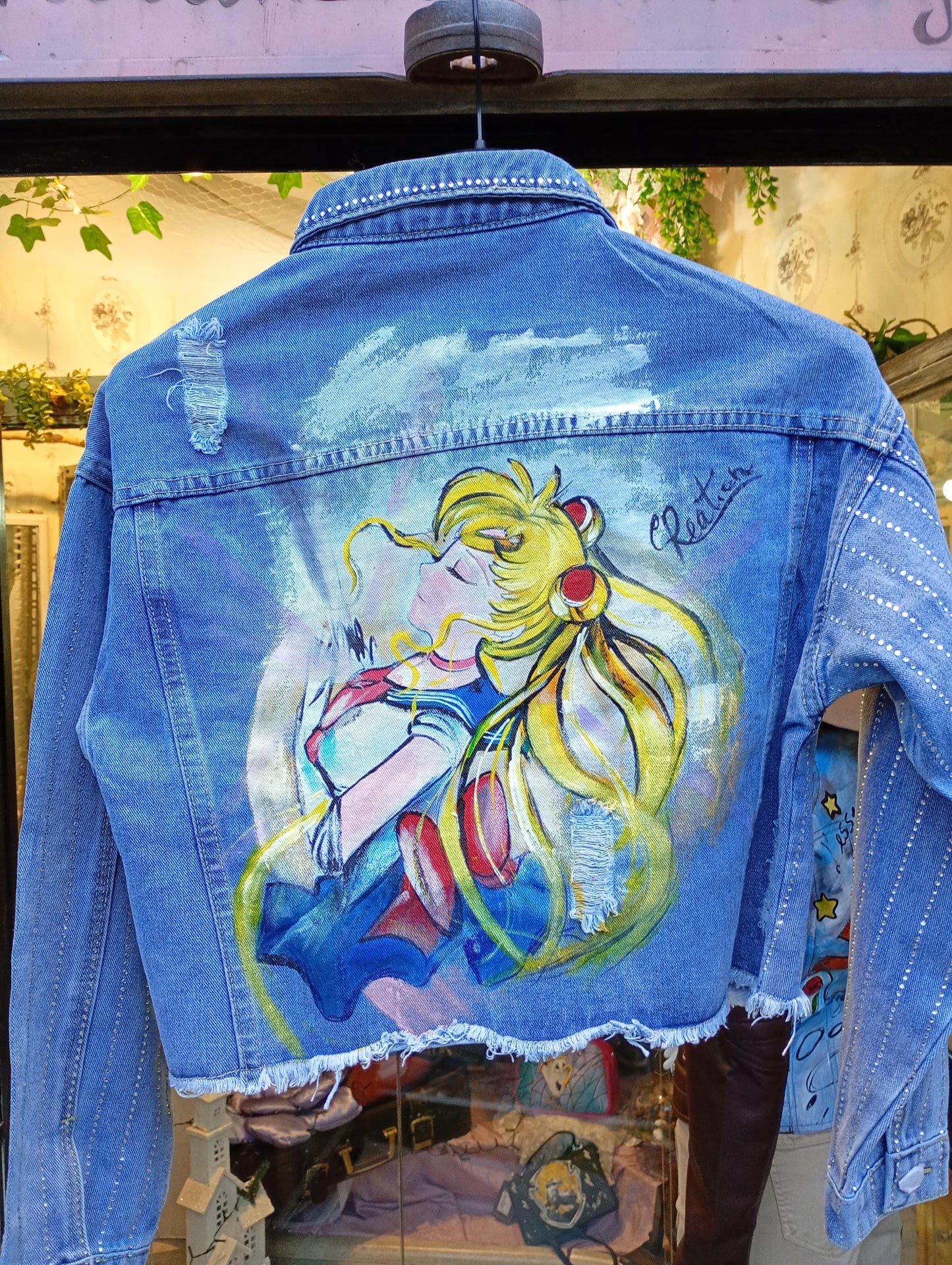 🖌 Descrizione prodotto:  
Un tributo iconico all’eroina più amata degli anime: Sailor Moon! Questo giacchetto di jeans è un pezzo unico, dipinto interamente a mano per portare sempre con te un tocco magico, nostalgico e super originale.