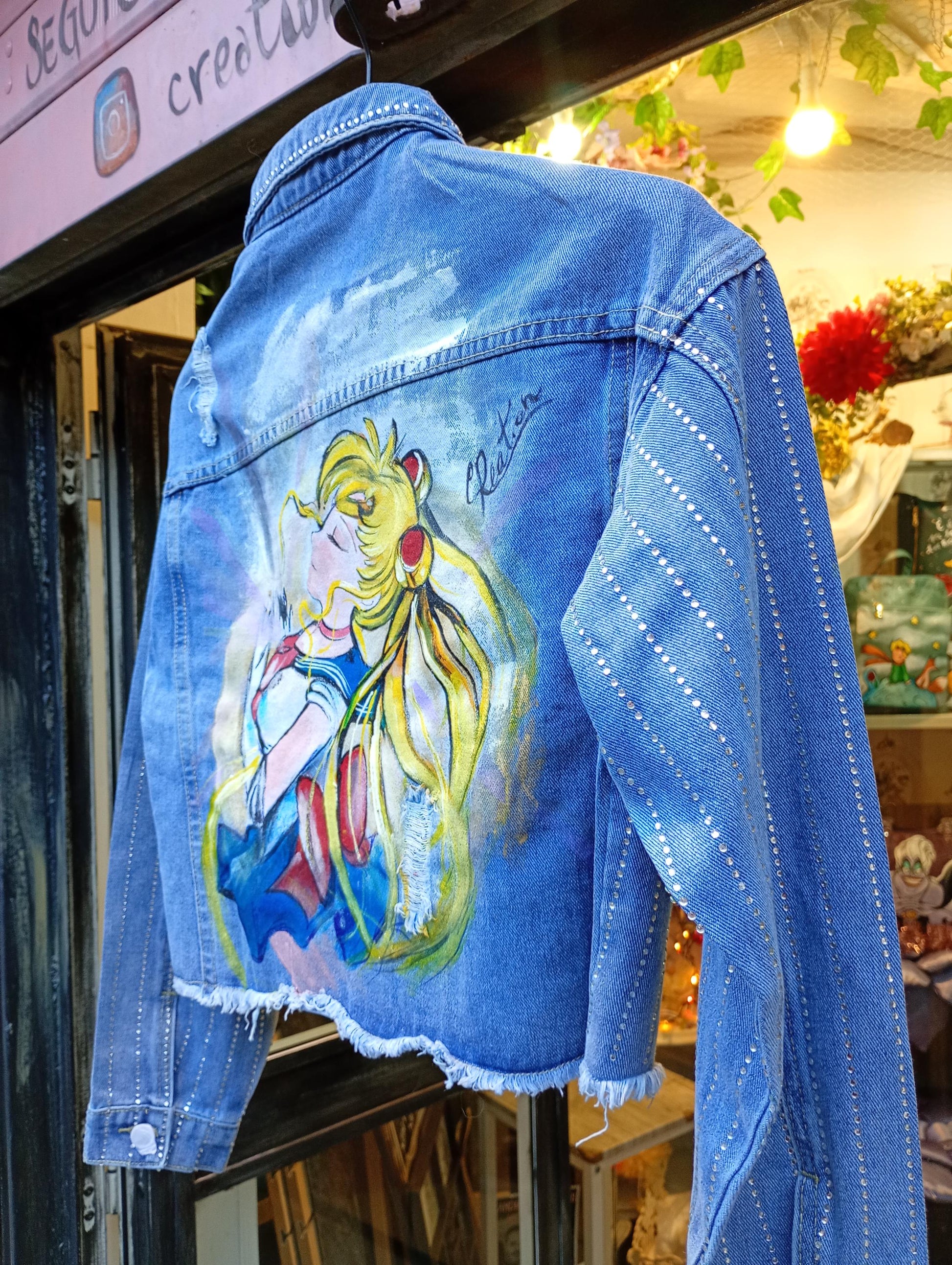 🖌 Descrizione prodotto:  
Un tributo iconico all’eroina più amata degli anime: Sailor Moon! Questo giacchetto di jeans è un pezzo unico, dipinto interamente a mano per portare sempre con te un tocco magico, nostalgico e super originale.