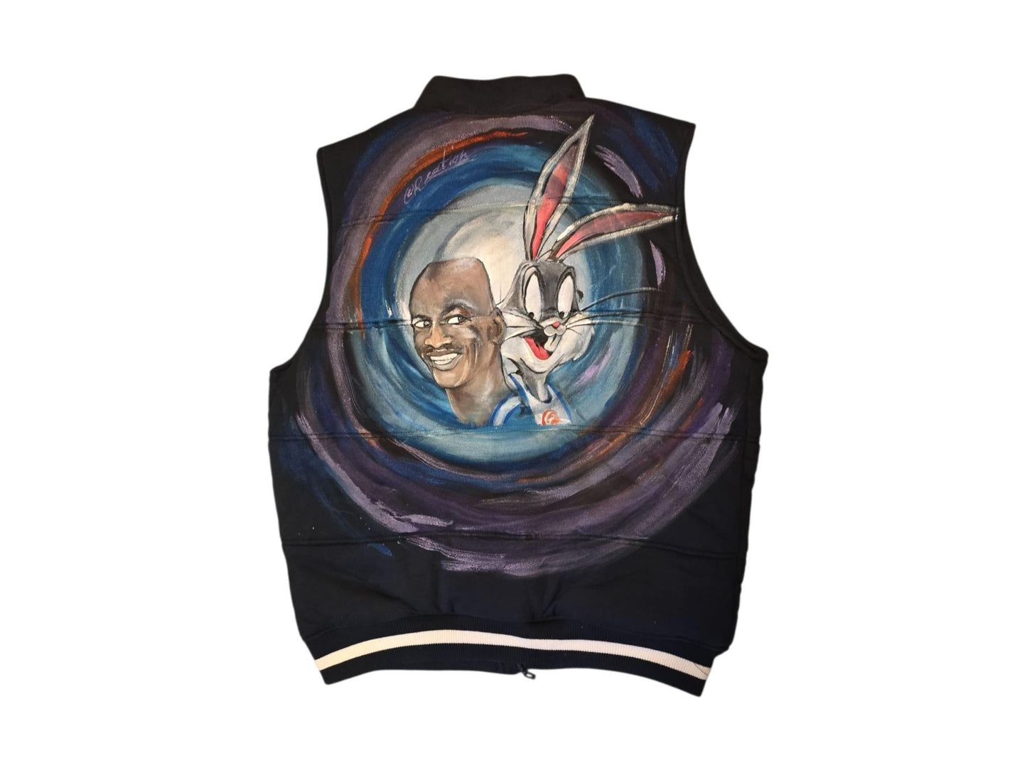 🎨 Descrizione prodotto:  
Un capo esclusivo che unisce la cultura pop e lo street style: giacchetto smanicato in jeans dipinto a mano con i protagonisti iconici di Space Jam – il mitico Rabbit e Jordan! Energia, nostalgia e arte urbana si fondono in un accessorio che non passa inosservato