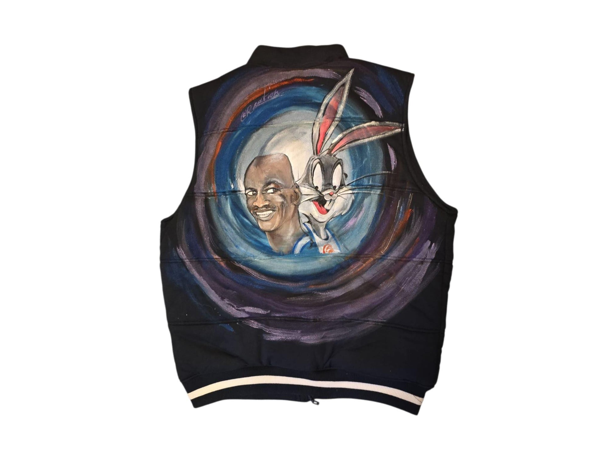 🎨 Descrizione prodotto:  
Un capo esclusivo che unisce la cultura pop e lo street style: giacchetto smanicato in jeans dipinto a mano con i protagonisti iconici di Space Jam – il mitico Rabbit e Jordan! Energia, nostalgia e arte urbana si fondono in un accessorio che non passa inosservato