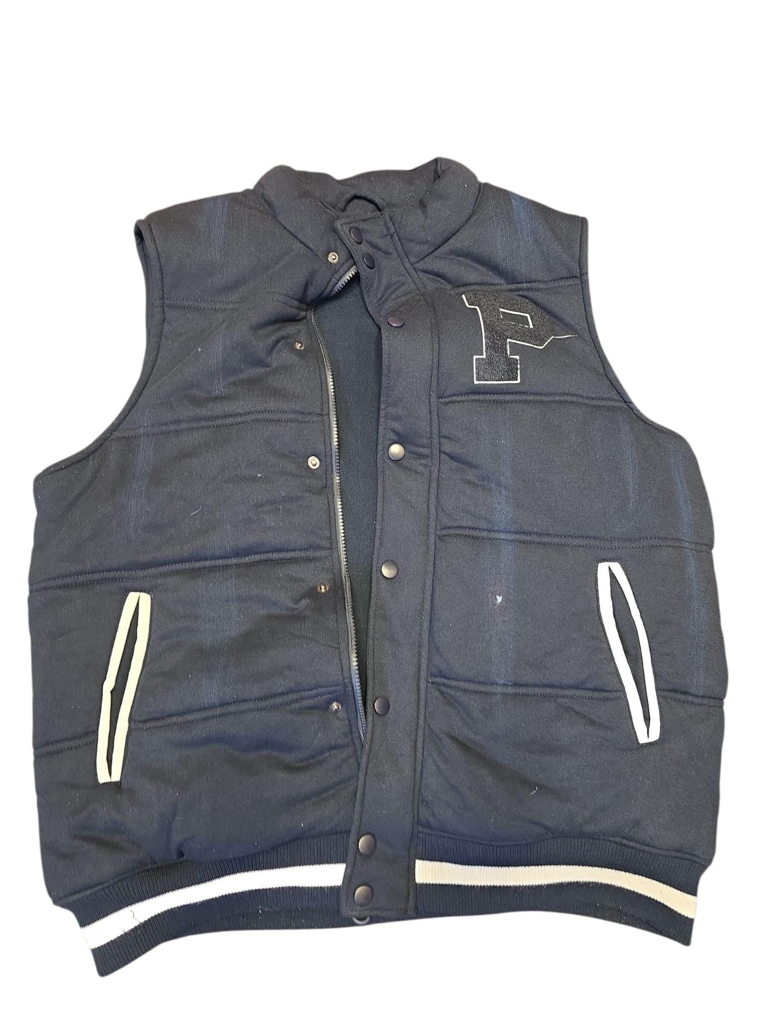 🎨 Descrizione prodotto:  
Un capo esclusivo che unisce la cultura pop e lo street style: giacchetto smanicato in jeans dipinto a mano con i protagonisti iconici di Space Jam – il mitico Rabbit e Jordan! Energia, nostalgia e arte urbana si fondono in un accessorio che non passa inosservato