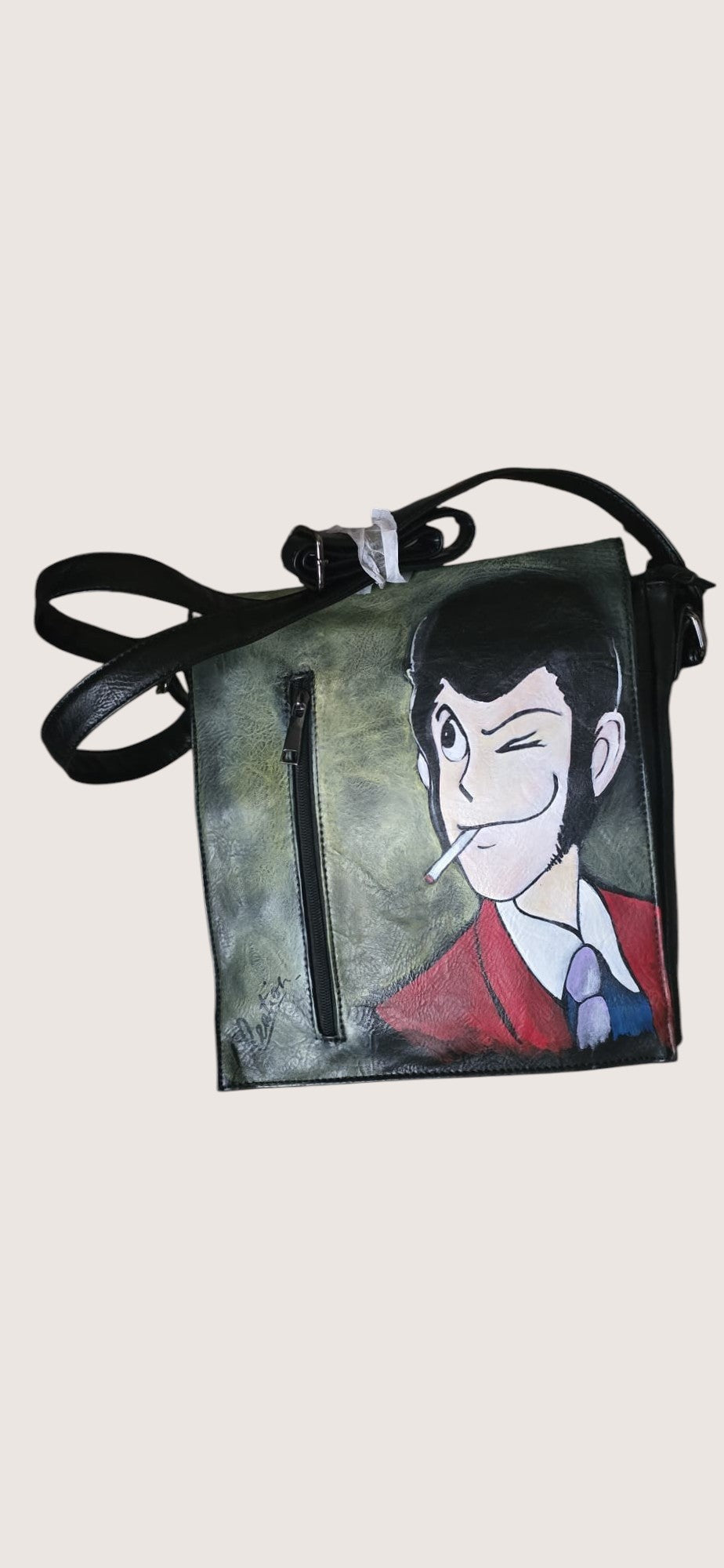 Borsa a Tracolla Dipinta a Mano – Il fascino del Ladro Gentiluomo sempre con te! 🔫💎
Aggiungi un tocco di carisma e avventura al tuo stile quotidiano con questa splendida tracolla da uomo dipinta a mano dedicata a Lupin III! Che sia il profilo scaltro di Arsenio Lupin, l'infallibile Jigen o l'iconica 500 gialla, lo stile inconfondibile del ladro più famoso degli anime renderà il tuo accessorio unico e leggendario.