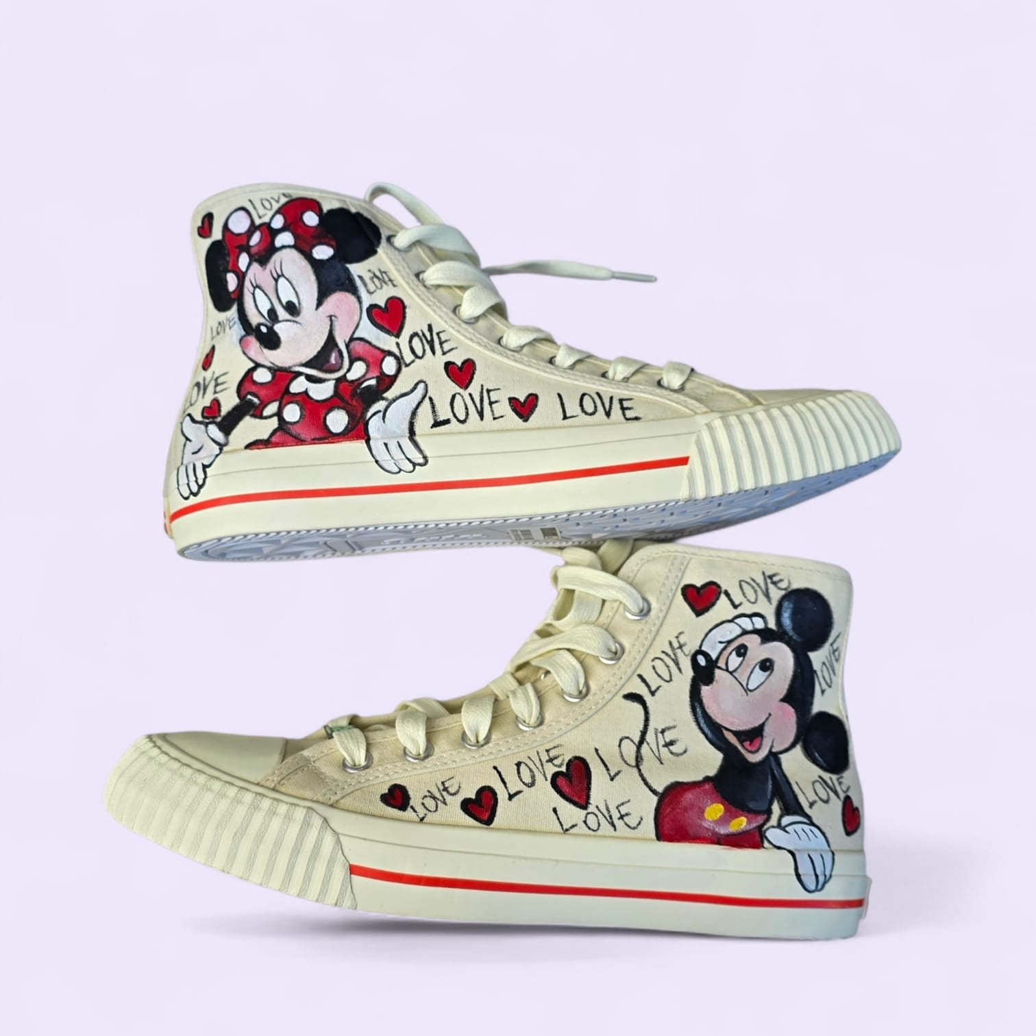 ✨ Sneakers uniche e romantiche, dipinte interamente a mano con il dolcissimo soggetto di Minnie e Topolino 💕
Perfette come idea regalo speciale o per aggiungere un tocco originale al tuo stile!

Le scarpe sono realizzate su base di alta qualità (tela o ecopelle), comode e resistenti. I colori utilizzati sono acrilici professionali per tessuti, progettati per durare nel tempo e resistere all’uso quotidiano.
