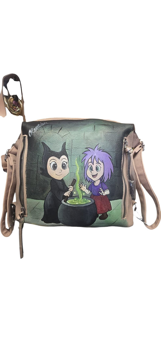 ​✨ Il Soggetto: Malefica e Maga Magò
​Questa borsa in ecopelle, dipinta interamente a mano, celebra il contrasto perfetto: l'eleganza oscura di Malefica e la follia imprevedibile di Maga Magò. Un design esclusivo per chi ama il lato "villain" delle favole e cerca un accessorio che racconti una storia di incantesimi e trasformazioni.