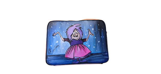 *✨ Il Soggetto: Maga Magò*
Porta con te la simpatia travolgente della cattiva più amata della Disney con questa borsa in ecopelle, dipinta interamente a mano. La mitica Maga Magò, con i suoi capelli scompigliati e il suo sguardo furbo, è riprodotta con cura nei dettagli per chi ama l'ironia, i grandi classici e gli accessori che non passano inosservati.