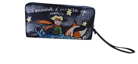 Portafoglio Dipinto a Mano – La Magia del Piccolo Principe sempre con te! 🌹✨
Aggiungi un tocco di poesia e incanto alla tua giornata con questo splendido portafoglio dipinto a mano dedicato al Piccolo Principe! Che sia seduto sul suo asteroide B612, insieme alla sua amata Rosa o in compagnia della Volpe, lo stile sognante del capolavoro di Saint-Exupéry renderà il tuo accessorio unico e prezioso.