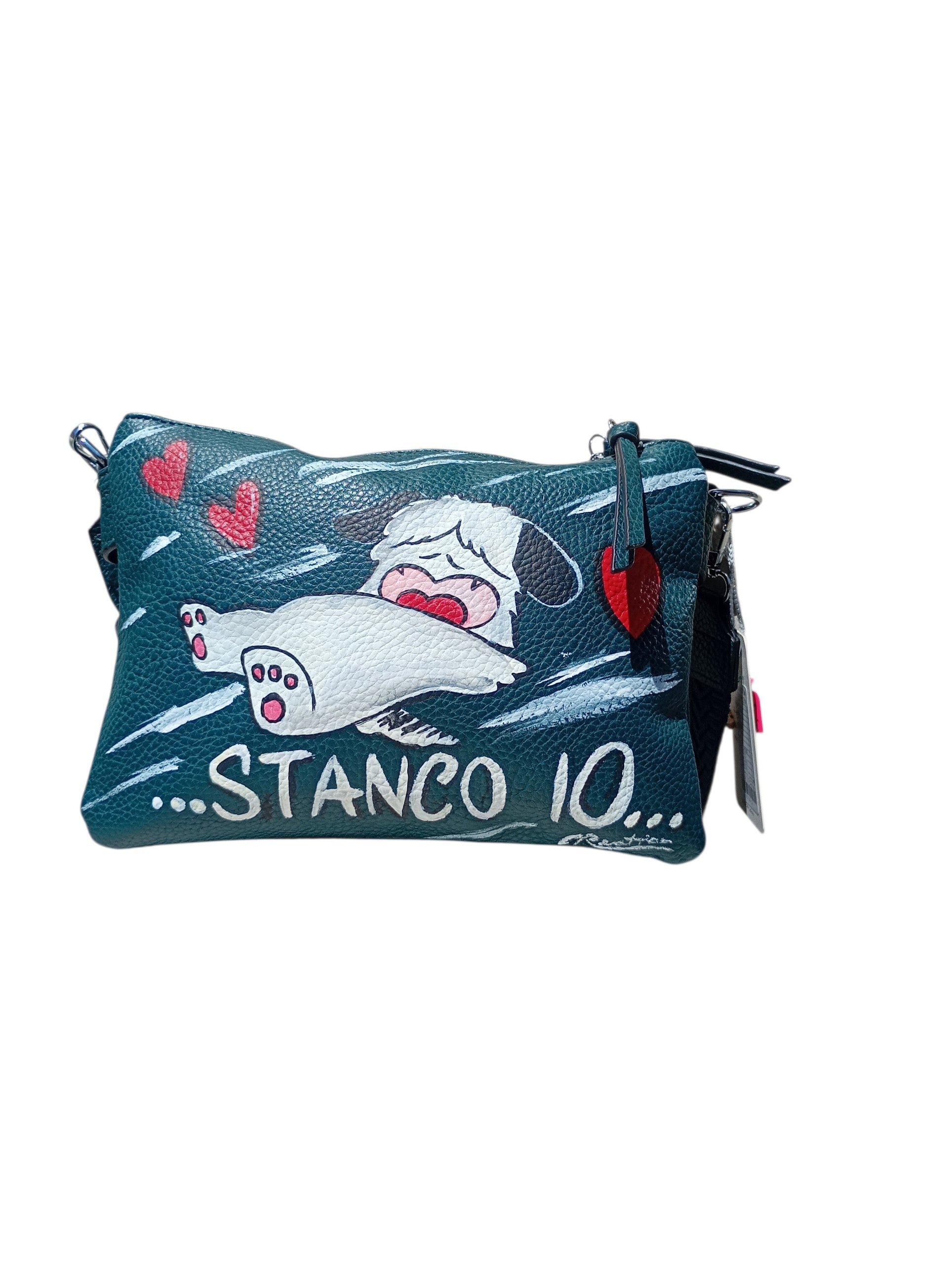 Borsa Dipinta a Mano – L'irresistibile Hello Spank!
​Porta sempre con te la simpatia, la dolcezza e l'ironia di uno dei cagnolini più amati della storia degli anime! Questa borsa dipinta a mano celebra l'universo vintage di Hello Spank, unendo un accessorio pratico e capiente all'esclusività di un prodotto interamente artigianale.
​Su questo modello, Spank è accompagnato dalla sua iconica e divertentissima frase: "Stanco io?", perfetta per strappare un sorriso a chiunque la incroci durante la giornata!