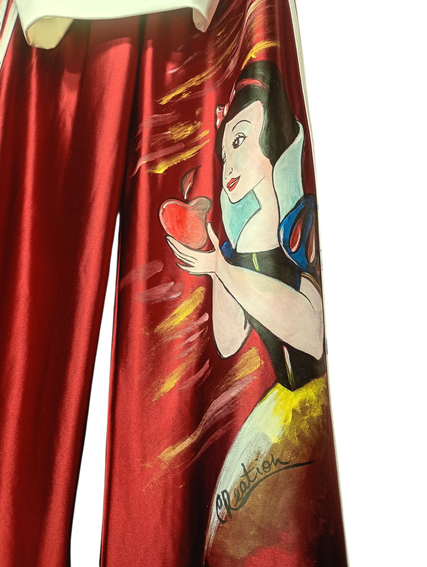 Completo Coordinato Dipinto a Mano – Biancaneve & La Mela Incantata (Fiaba / Anime)
​“Specchio, servo delle mie brame...” – Non perdere l’occasione di indossare la magia di una favola senza tempo con un outfit coordinato unico, romantico e ricco di stile!
