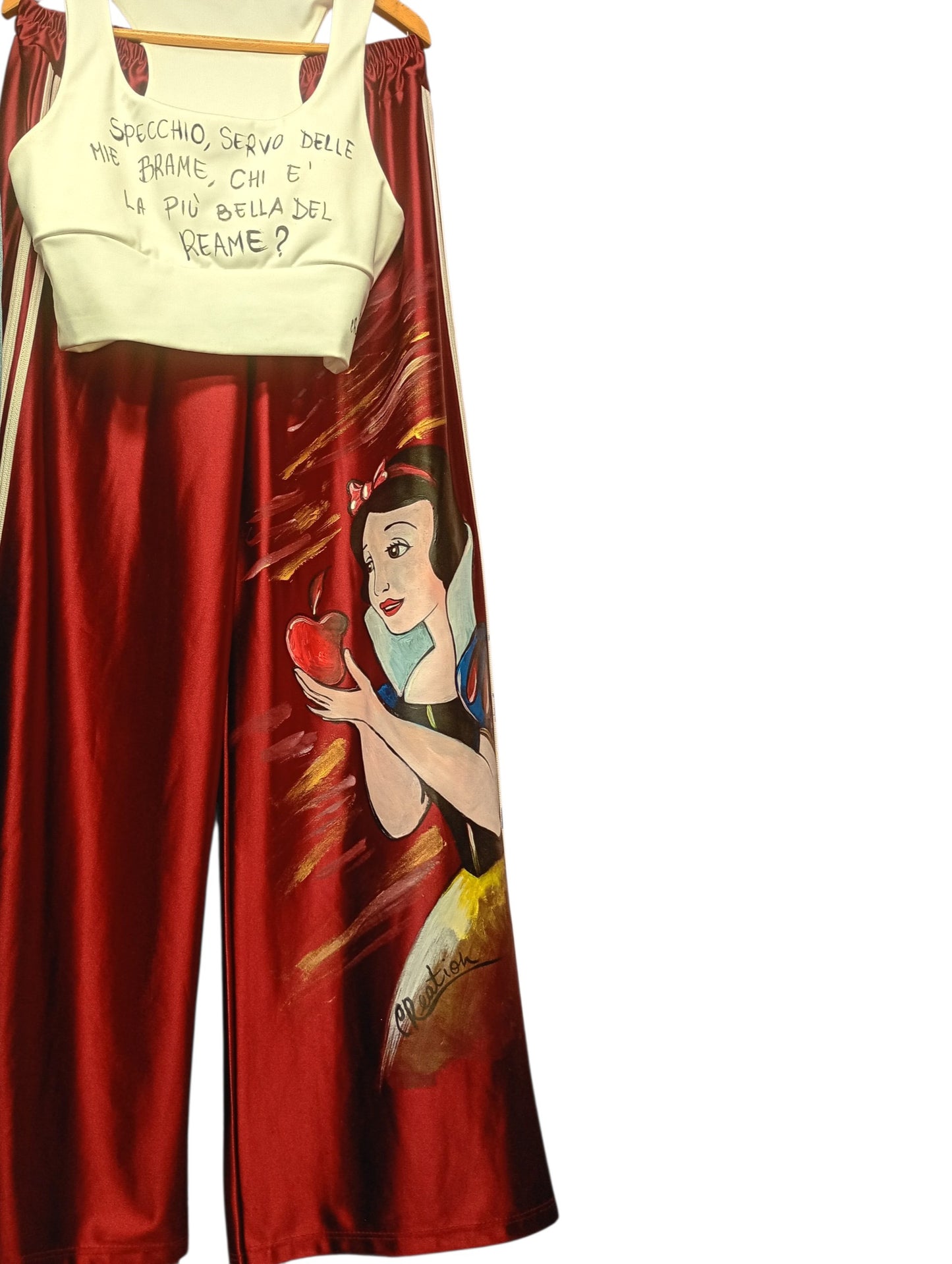 Completo Coordinato Dipinto a Mano – Biancaneve & La Mela Incantata (Fiaba / Anime)
​“Specchio, servo delle mie brame...” – Non perdere l’occasione di indossare la magia di una favola senza tempo con un outfit coordinato unico, romantico e ricco di stile!