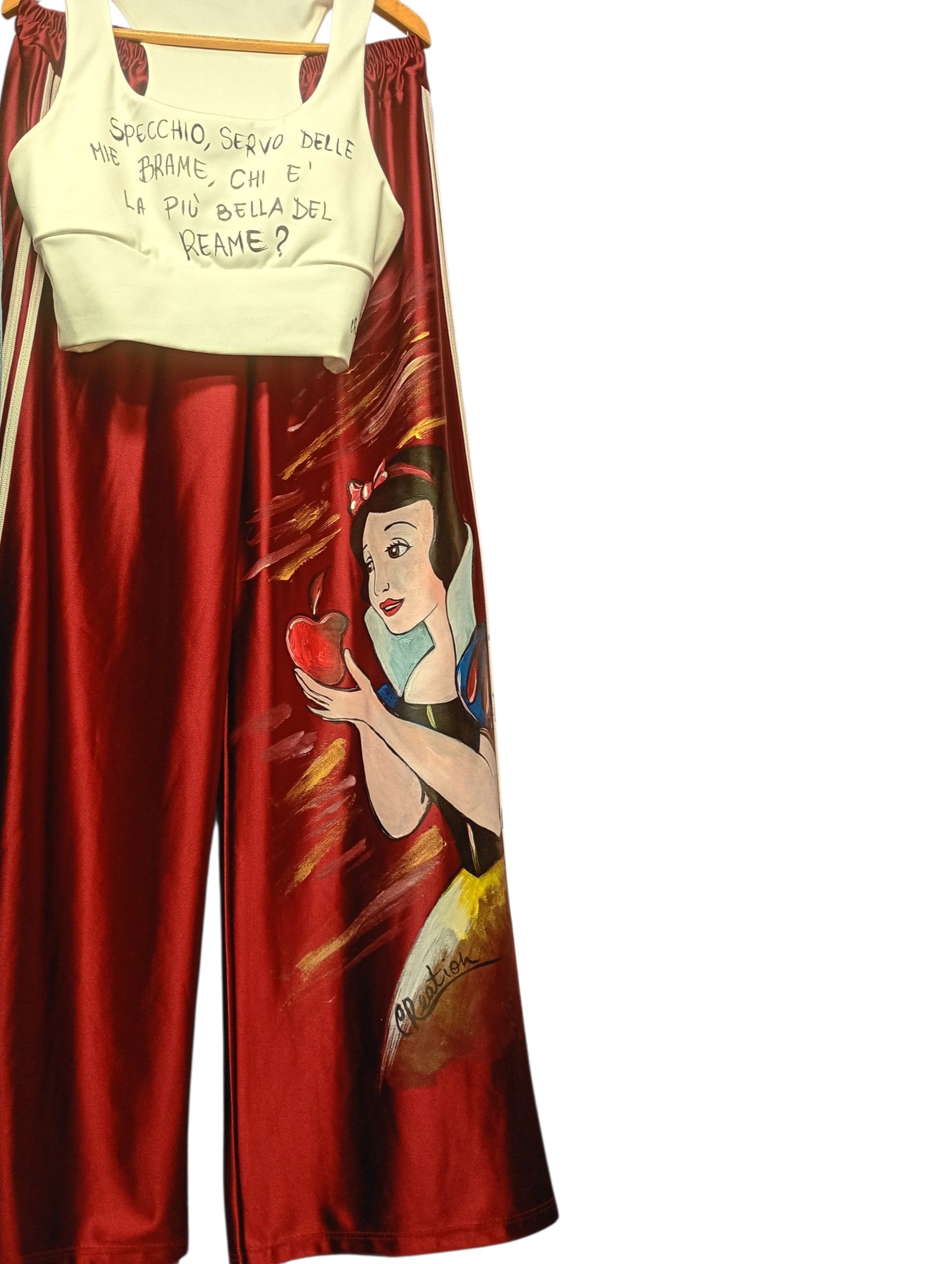 Completo Coordinato Dipinto a Mano – Biancaneve & La Mela Incantata (Fiaba / Anime)
​“Specchio, servo delle mie brame...” – Non perdere l’occasione di indossare la magia di una favola senza tempo con un outfit coordinato unico, romantico e ricco di stile!