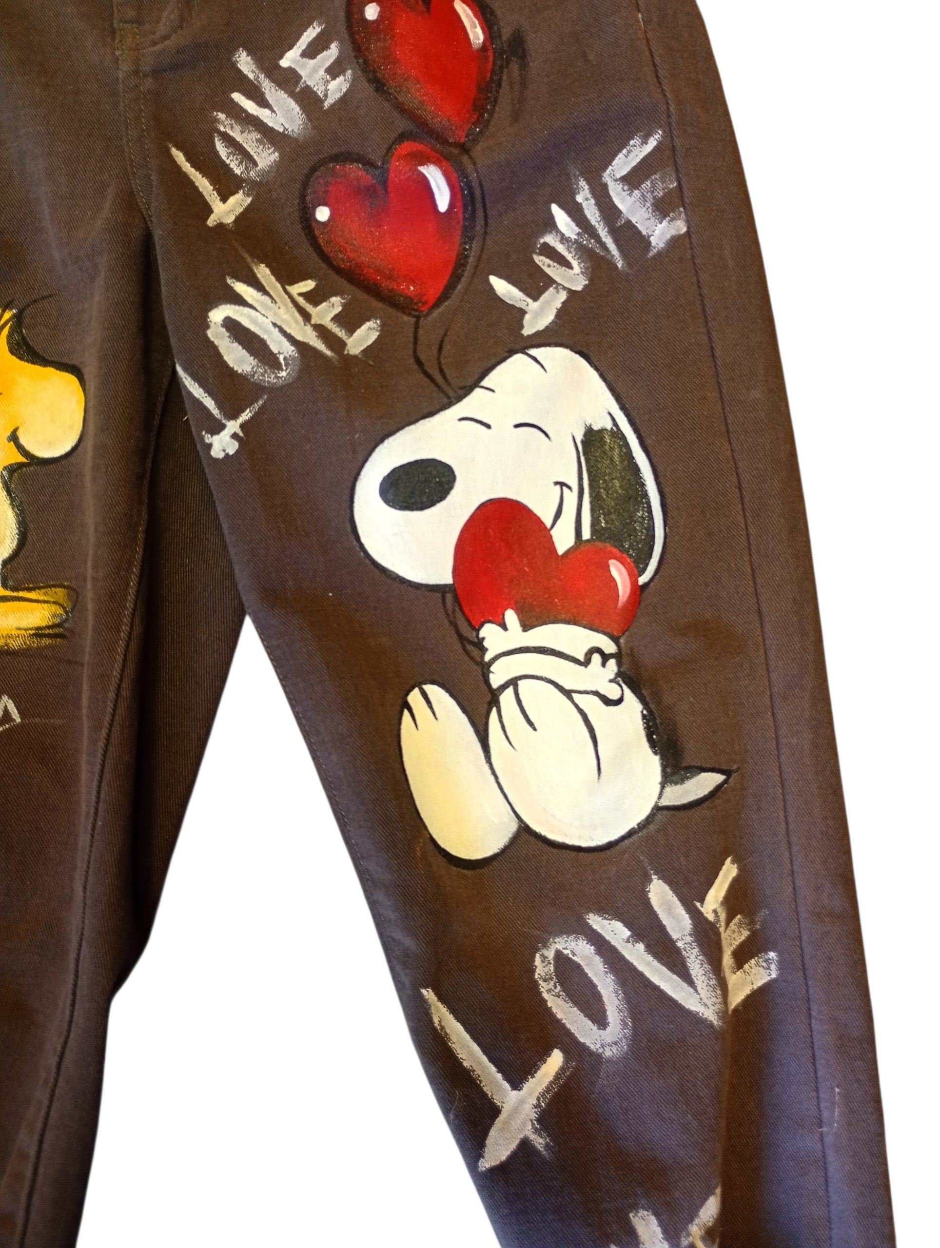 Non dei semplici pantaloni, ma un capo d'abbigliamento unico, comodo e ricco di personalità. Realizzati in morbido cotone, sono perfetti per chi ama lo stile casual e confortevole, senza rinunciare a un tocco artistico ed esclusivo nel proprio guardaroba.
​Dettagli Prodotto & Disponibilità Immediata
​Modello: Pantaloni in morbido cotone di alta qualità, dal taglio moderno, comodo e versatile.
​Taglia in Pronta Consegna: Taglia M (Spedizione immediata!).