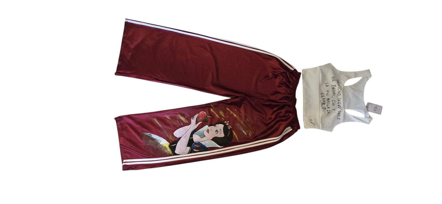 Completo Coordinato Dipinto a Mano – Biancaneve & La Mela Incantata (Fiaba / Anime)
​“Specchio, servo delle mie brame...” – Non perdere l’occasione di indossare la magia di una favola senza tempo con un outfit coordinato unico, romantico e ricco di stile!