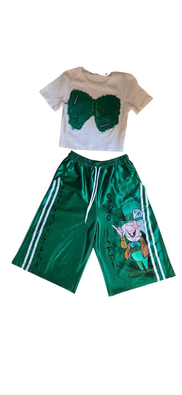 Completo Dipinto a Mano – "Tutti i migliori sono matti!"
Entra nel magico e stravagante mondo del Paese delle Meraviglie con questo completo unico e ricco di personalità! Un set composto da pantaloni e maglietta, pensato per chi ama distinguersi, esprimere la propria originalità e portare sempre con sé la filosofia più celebre di sempre: "Tutti i migliori sono matti". Un capo d'abbigliamento che non è solo moda, ma pura espressione di libertà e fantasia.