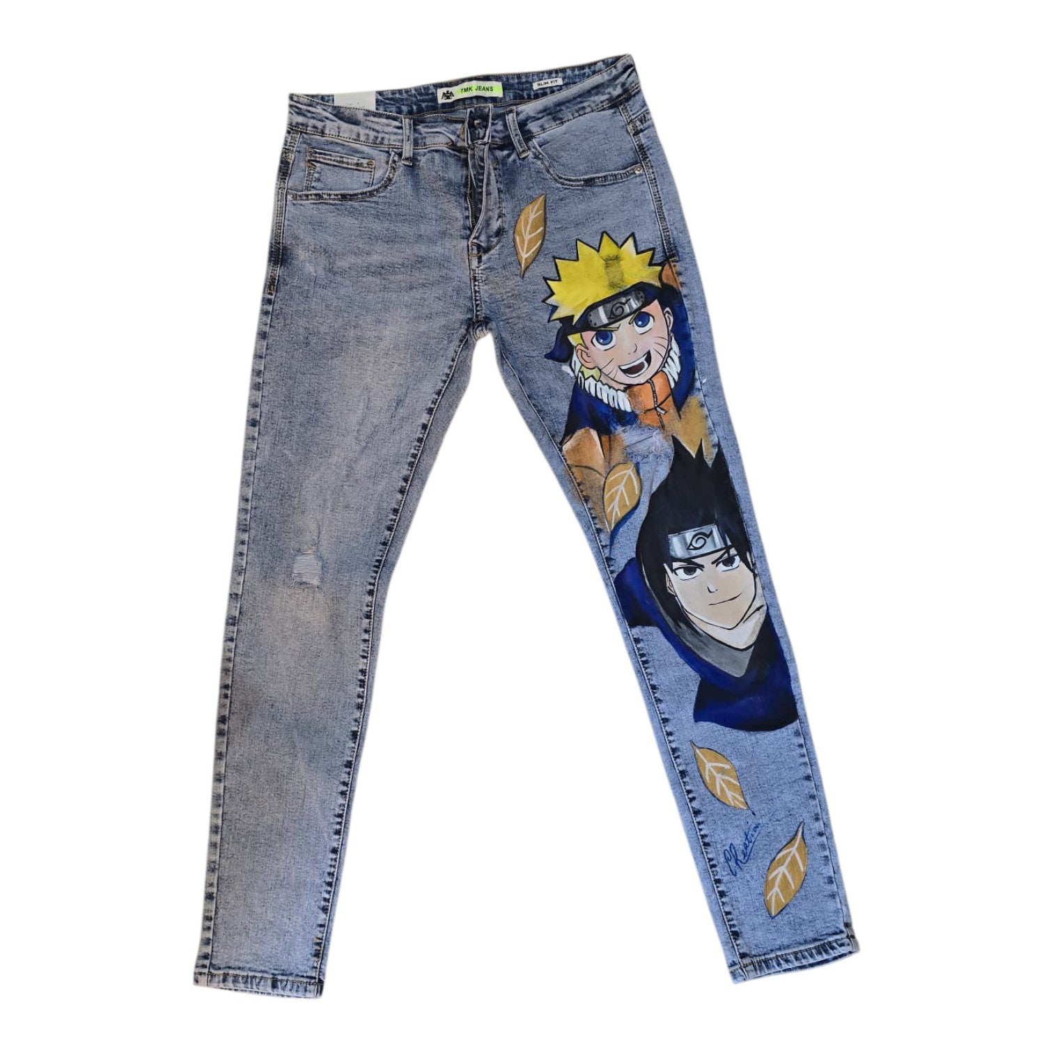 Porta con te l'energia del Team 7! Questo paio di jeans celebra il dualismo perfetto tra la determinazione di Naruto Uzumaki e il fascino tenebroso di Sasuke Uchiha. I volti e le espressioni sono riprodotti con estrema cura, pensati per i veri appassionati che vogliono distinguersi con un look streetwear e anime dal forte impatto visivo.