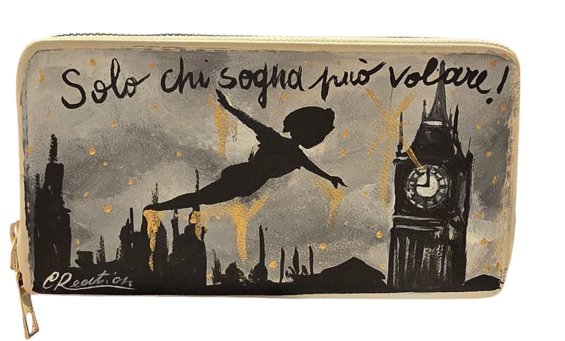 Portafoglio Dipinto a Mano – Sfondo "Peter Pan" e Frase "Solo chi sogna può volare"
​Info Importanti sulle Foto
​Le immagini presenti nell'inserzione mostrano un pezzo unico già venduto, creato come esempio della lavorazione. Lo sfondo a tema Peter Pan e la celebre frase "Solo chi sogna può volare" sono dipinti interamente a mano con estrema cura dei dettagli, per garantire un accessorio unico, poetico e di grande impatto visivo.