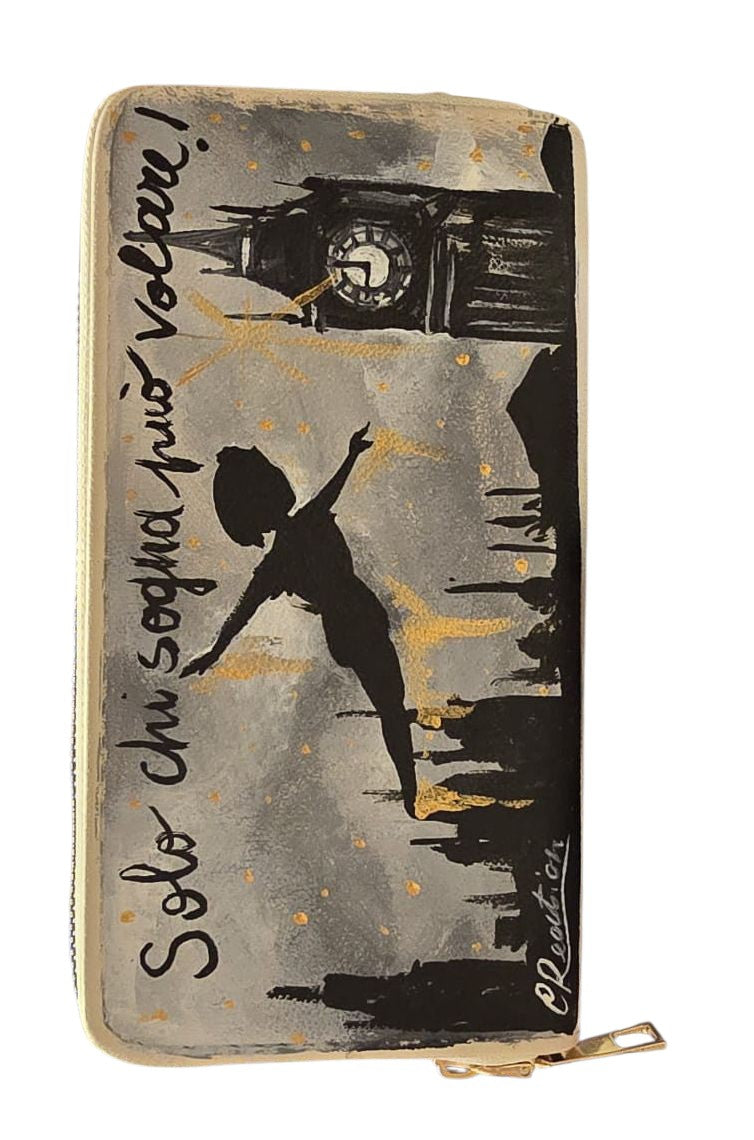 Portafoglio Dipinto a Mano – Sfondo "Peter Pan" e Frase "Solo chi sogna può volare"
​Info Importanti sulle Foto
​Le immagini presenti nell'inserzione mostrano un pezzo unico già venduto, creato come esempio della lavorazione. Lo sfondo a tema Peter Pan e la celebre frase "Solo chi sogna può volare" sono dipinti interamente a mano con estrema cura dei dettagli, per garantire un accessorio unico, poetico e di grande impatto visivo.