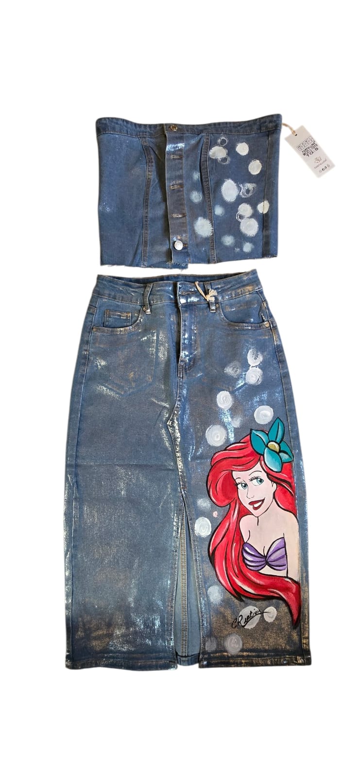 ​Completo in Jeans Dipinto a Mano – L'incanto della Sirenetta!
​Porta nel tuo guardaroba la magia, la bellezza e il fascino dell'oceano con questo esclusivo completo in denim! Questo set coordinato, composto da gonna e top in jeans, unisce lo stile contemporaneo del denim all'esclusività di un prodotto interamente artigianale  