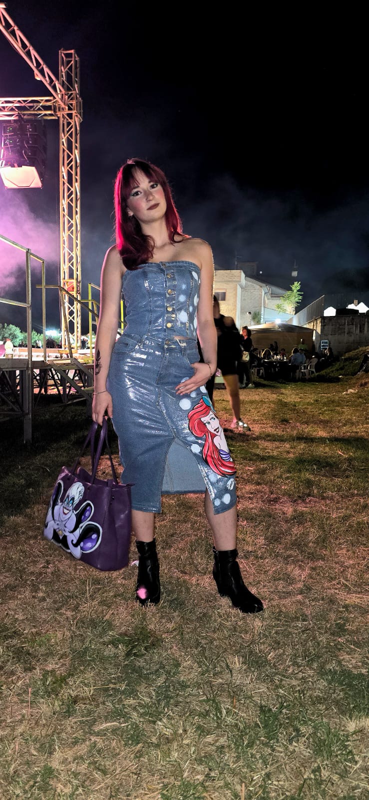 ​Completo in Jeans Dipinto a Mano – L'incanto della Sirenetta!
​Porta nel tuo guardaroba la magia, la bellezza e il fascino dell'oceano con questo esclusivo completo in denim! Questo set coordinato, composto da gonna e top in jeans, unisce lo stile contemporaneo del denim all'esclusività di un prodotto interamente artigianale  