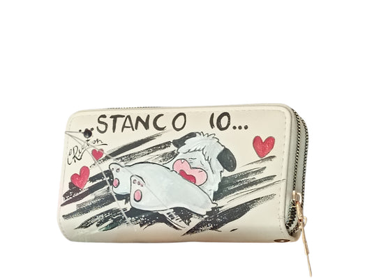 Porta con te l'allegria del cagnolino più buffo dell'animazione con questo portafoglio in ecopelle, dipinta interamente a mano. Il volto espressivo di Spank è riprodotto con cura nei dettagli per chi ama lo stile vintage degli anni '80 e gli accessori che sanno regalare un sorriso ogni volta che li usi.