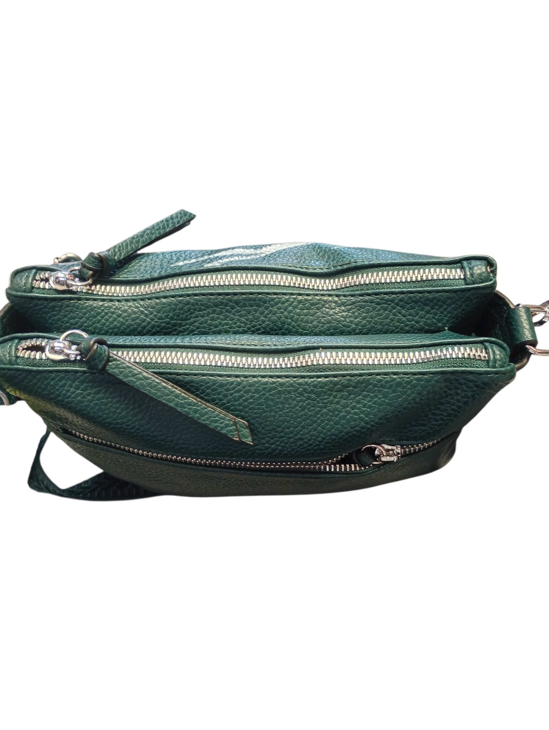 Borsa Dipinta a Mano – L'irresistibile Hello Spank!
​Porta sempre con te la simpatia, la dolcezza e l'ironia di uno dei cagnolini più amati della storia degli anime! Questa borsa dipinta a mano celebra l'universo vintage di Hello Spank, unendo un accessorio pratico e capiente all'esclusività di un prodotto interamente artigianale.
​Su questo modello, Spank è accompagnato dalla sua iconica e divertentissima frase: "Stanco io?", perfetta per strappare un sorriso a chiunque la incroci durante la giornata!