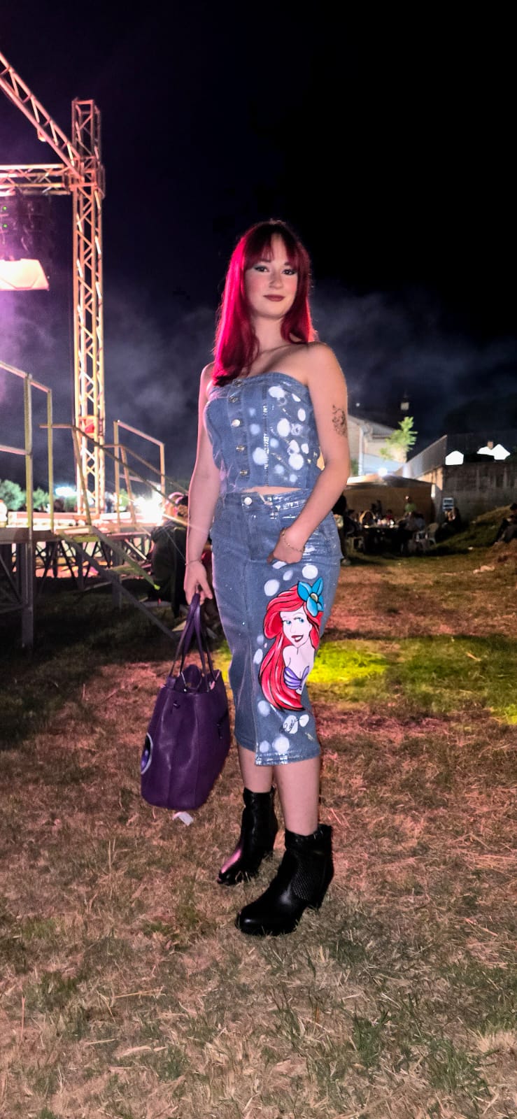 ​Completo in Jeans Dipinto a Mano – L'incanto della Sirenetta!
​Porta nel tuo guardaroba la magia, la bellezza e il fascino dell'oceano con questo esclusivo completo in denim! Questo set coordinato, composto da gonna e top in jeans, unisce lo stile contemporaneo del denim all'esclusività di un prodotto interamente artigianale  