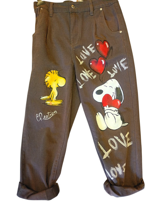 Non dei semplici pantaloni, ma un capo d'abbigliamento unico, comodo e ricco di personalità. Realizzati in morbido cotone, sono perfetti per chi ama lo stile casual e confortevole, senza rinunciare a un tocco artistico ed esclusivo nel proprio guardaroba.
​Dettagli Prodotto & Disponibilità Immediata
​Modello: Pantaloni in morbido cotone di alta qualità, dal taglio moderno, comodo e versatile.
​Taglia in Pronta Consegna: Taglia M (Spedizione immediata!).