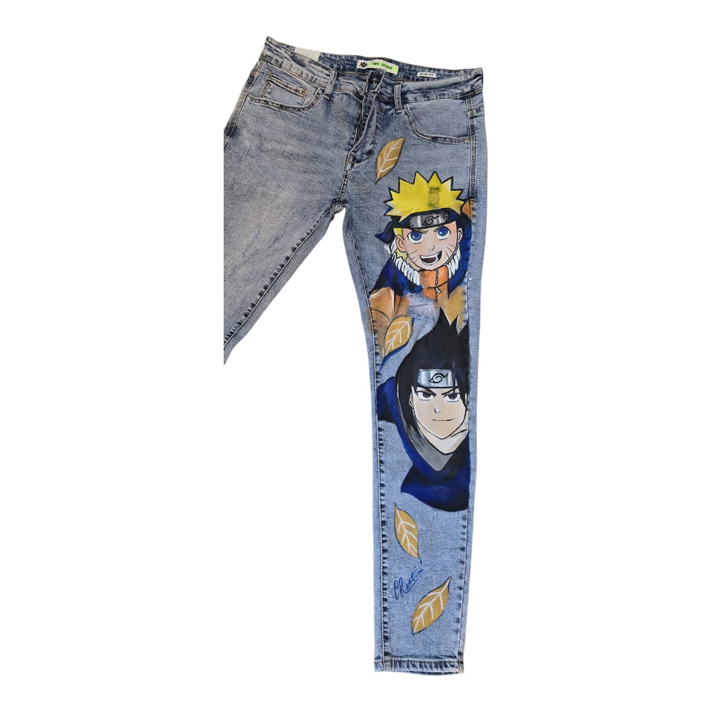 Porta con te l'energia del Team 7! Questo paio di jeans celebra il dualismo perfetto tra la determinazione di Naruto Uzumaki e il fascino tenebroso di Sasuke Uchiha. I volti e le espressioni sono riprodotti con estrema cura, pensati per i veri appassionati che vogliono distinguersi con un look streetwear e anime dal forte impatto visivo.