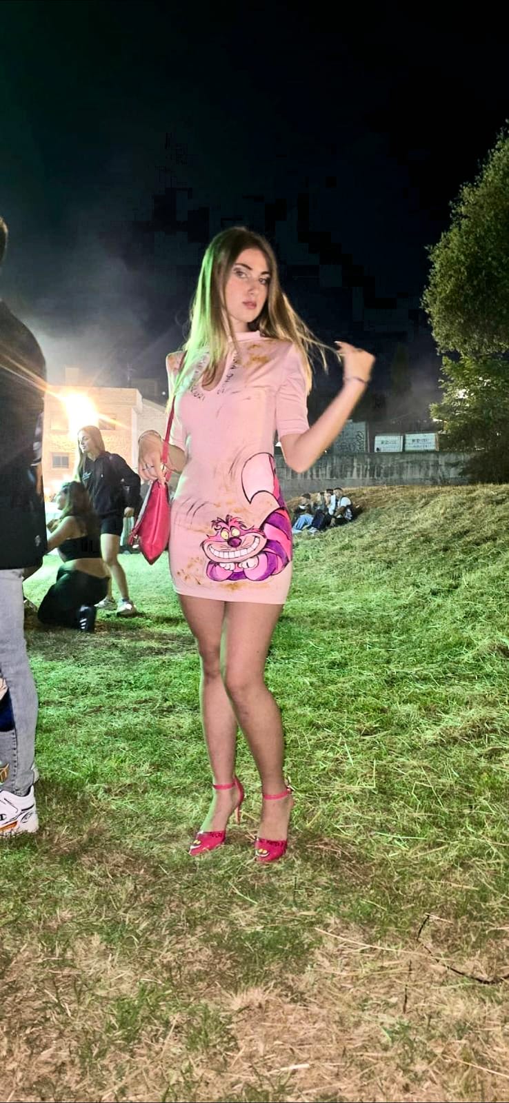 Vestito Dipinto a Mano Stregatto | Abito Donna Taglia Unica Personalizzato
​Descrizione dell'Inserzione
​Vestito Dipinto a Mano – Stregatto
​“Tutti quanti siamo matti qui!” – Lasciati conquistare dal fascino enigmatico e indossa un capo d'abbigliamento unico, magnetico e ricco di stile! Porta sempre con te il sorriso
