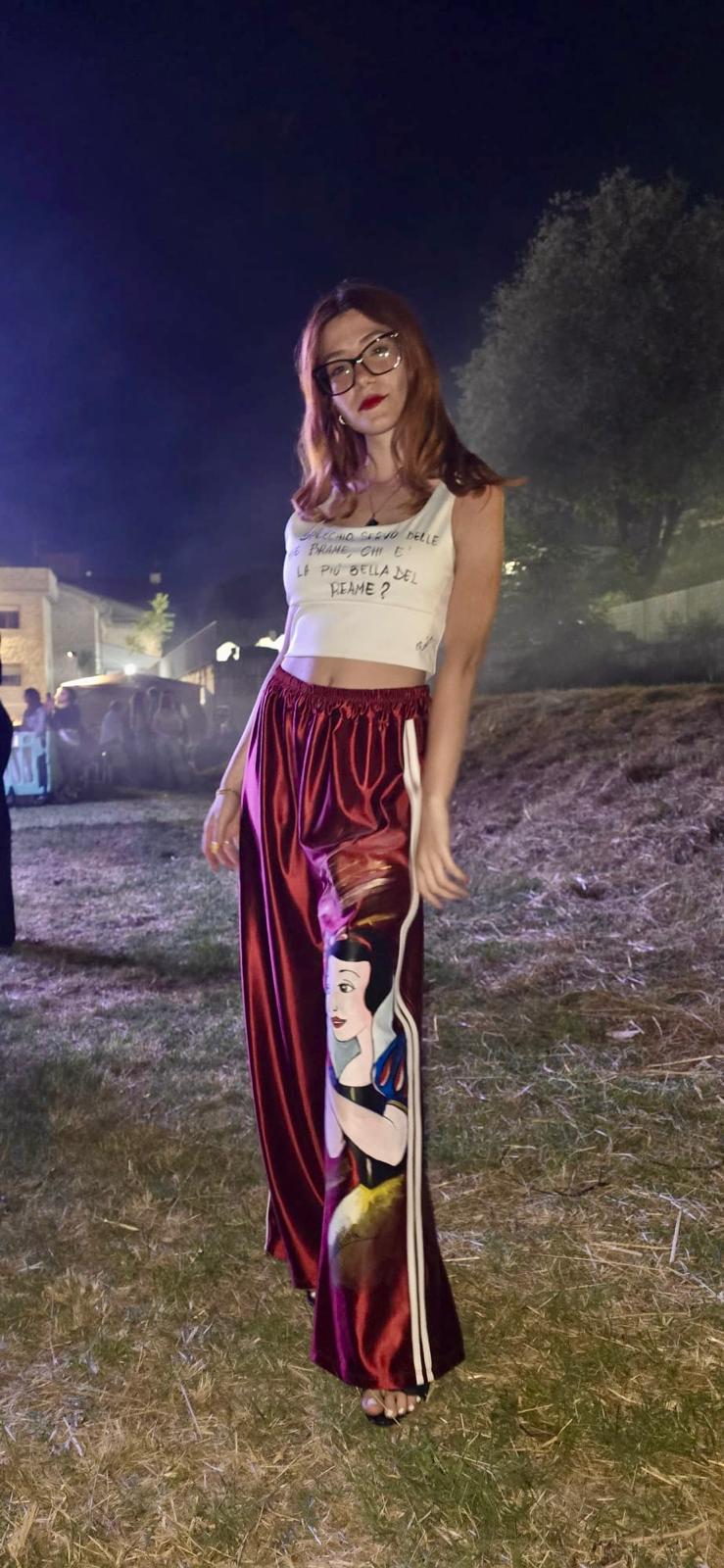 Completo Coordinato Dipinto a Mano – Biancaneve & La Mela Incantata (Fiaba / Anime)
​“Specchio, servo delle mie brame...” – Non perdere l’occasione di indossare la magia di una favola senza tempo con un outfit coordinato unico, romantico e ricco di stile!