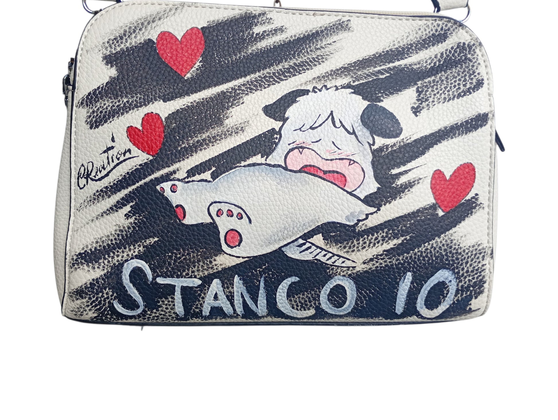 Un classico dell'animazione intramontabile incontra lo stile artigianale. Non perdere l'occasione di sfoggiare o regalare un accessorio unico, ironico e dal sapore nostalgico, caratterizzato dal mitico Hello Spank e dalla sua celebre espressione di totale relax.