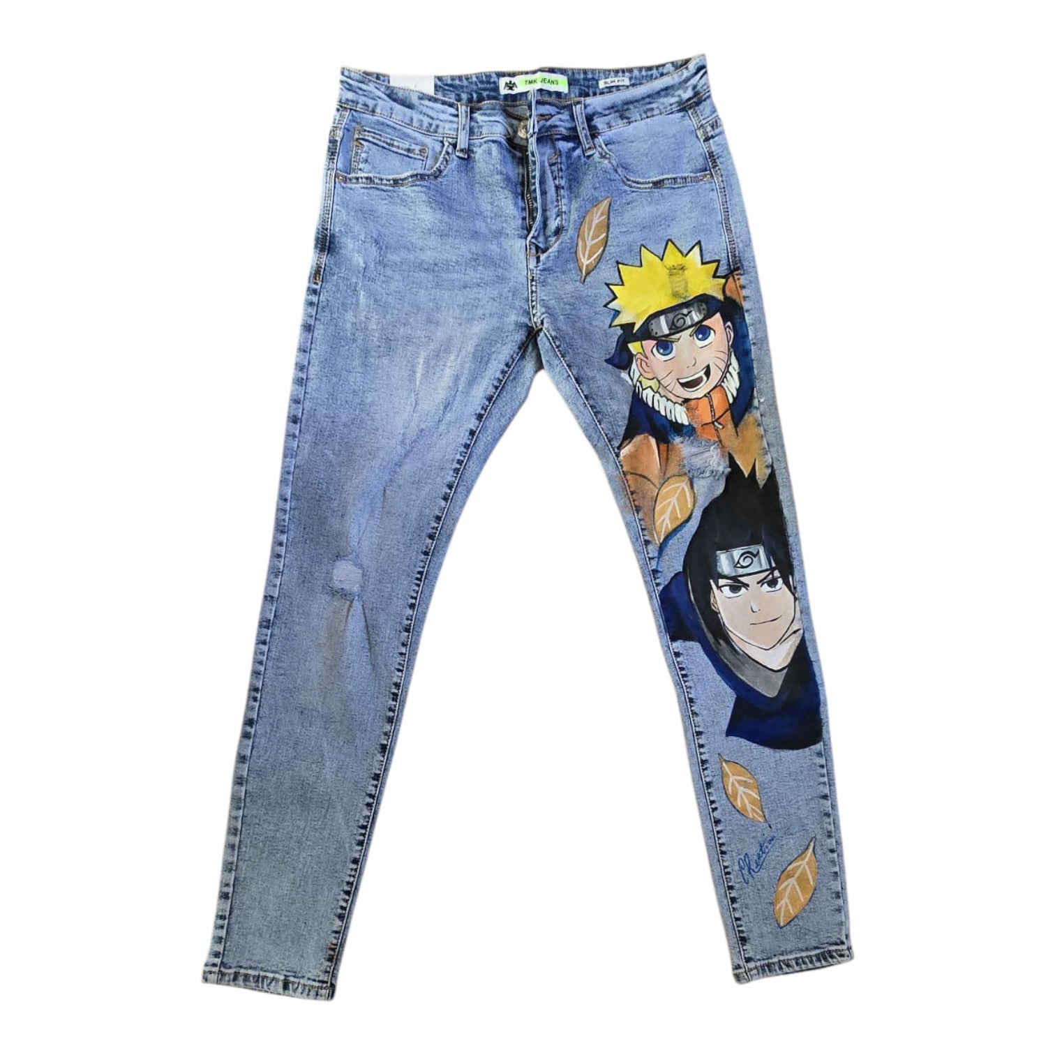 Porta con te l'energia del Team 7! Questo paio di jeans celebra il dualismo perfetto tra la determinazione di Naruto Uzumaki e il fascino tenebroso di Sasuke Uchiha. I volti e le espressioni sono riprodotti con estrema cura, pensati per i veri appassionati che vogliono distinguersi con un look streetwear e anime dal forte impatto visivo.