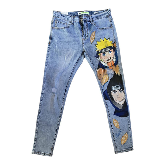 Porta con te l'energia del Team 7! Questo paio di jeans celebra il dualismo perfetto tra la determinazione di Naruto Uzumaki e il fascino tenebroso di Sasuke Uchiha. I volti e le espressioni sono riprodotti con estrema cura, pensati per i veri appassionati che vogliono distinguersi con un look streetwear e anime dal forte impatto visivo.