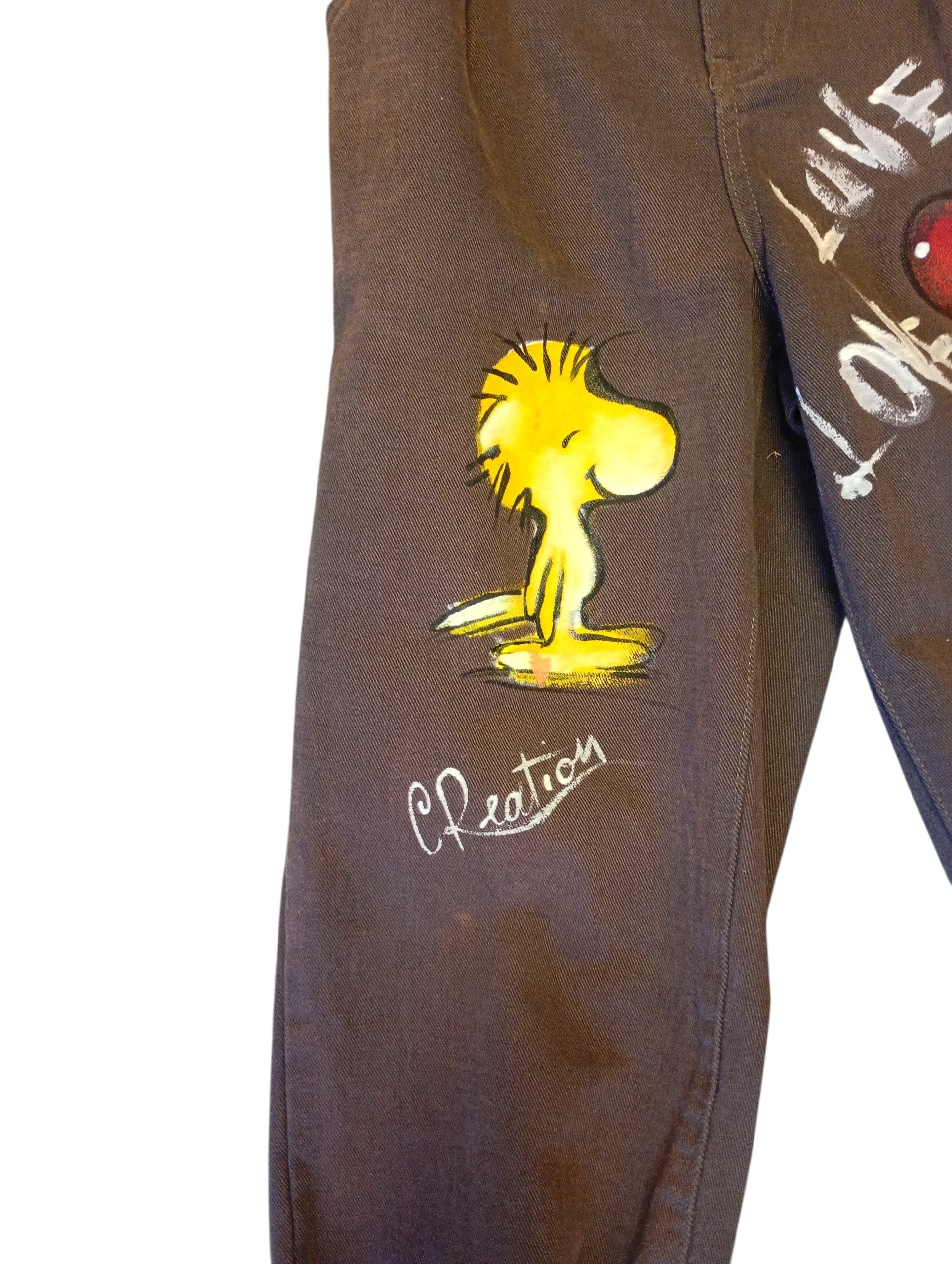 Non dei semplici pantaloni, ma un capo d'abbigliamento unico, comodo e ricco di personalità. Realizzati in morbido cotone, sono perfetti per chi ama lo stile casual e confortevole, senza rinunciare a un tocco artistico ed esclusivo nel proprio guardaroba.
​Dettagli Prodotto & Disponibilità Immediata
​Modello: Pantaloni in morbido cotone di alta qualità, dal taglio moderno, comodo e versatile.
​Taglia in Pronta Consegna: Taglia M (Spedizione immediata!).