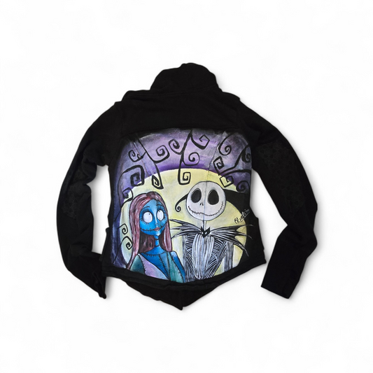 Aggiungi un tocco di *magia gotica* e *romanticismo oscuro* al tuo look con questa *felpa dipinta a mano* che celebra i leggendari protagonisti di *Nightmare Before Christmas*: *Jack Skellington* e *Sally*! 🎨✨ Ogni borsa è realizzata con *colori acrilici di alta qualità* su *ecopelle resistente*, unendo il fascino gotico di Jack e Sally con l'arte del design personalizzato. Perfetta per gli amanti del *film cult di Tim Burton*, questa borsa è il perfetto connubio tra *romanticismo* e *oscuro incanto*! 💀🌹