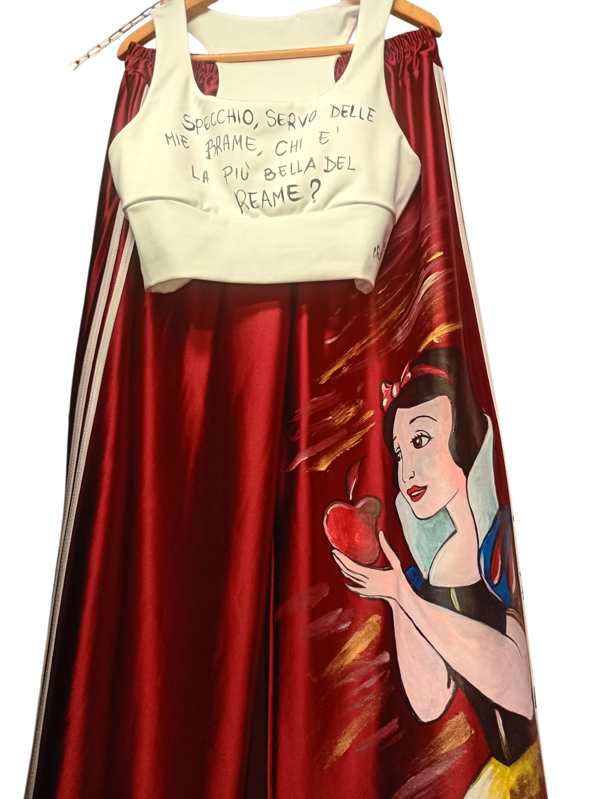 Completo Coordinato Dipinto a Mano – Biancaneve & La Mela Incantata (Fiaba / Anime)
​“Specchio, servo delle mie brame...” – Non perdere l’occasione di indossare la magia di una favola senza tempo con un outfit coordinato unico, romantico e ricco di stile!