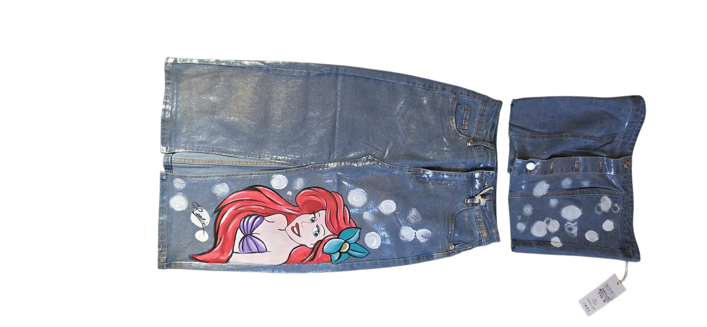 ​Completo in Jeans Dipinto a Mano – L'incanto della Sirenetta!
​Porta nel tuo guardaroba la magia, la bellezza e il fascino dell'oceano con questo esclusivo completo in denim! Questo set coordinato, composto da gonna e top in jeans, unisce lo stile contemporaneo del denim all'esclusività di un prodotto interamente artigianale  