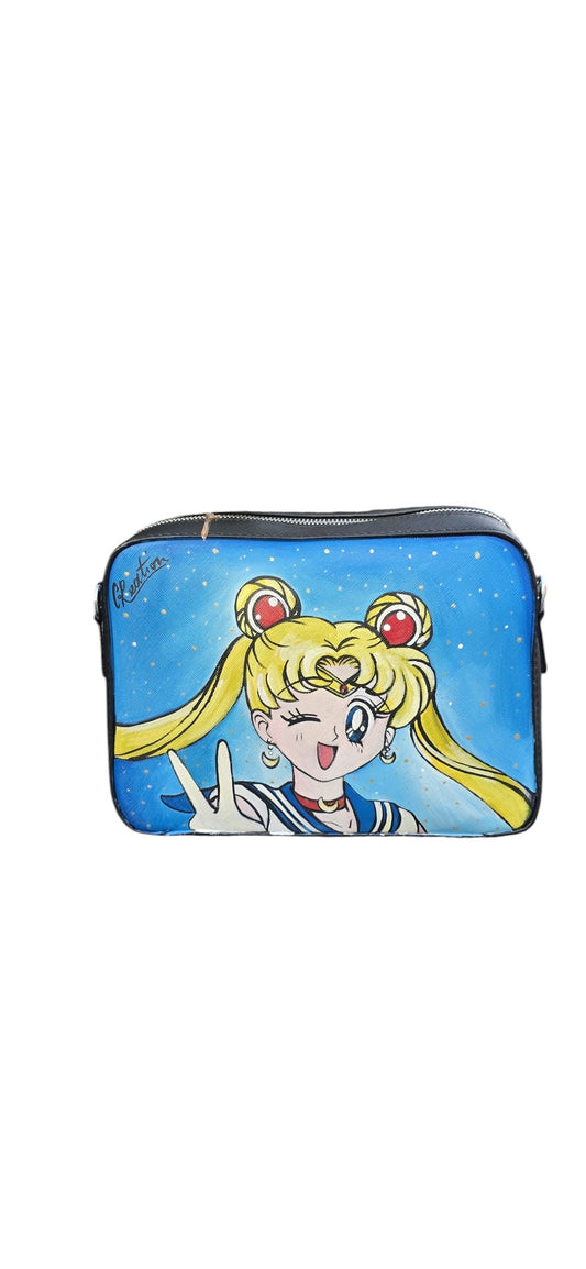 *✨ Il Soggetto: Sailor Moon*
Porta con te la magia del Regno Argentato con questa borsa in ecopelle, dipinta interamente a mano. La protagonista Bunny (Usagi), con i suoi iconici codini dorati e la sua spilla trasformazione, è riprodotta con estrema cura nei dettagli per chi ama gli anime anni '90 e gli accessori che fanno sognare.