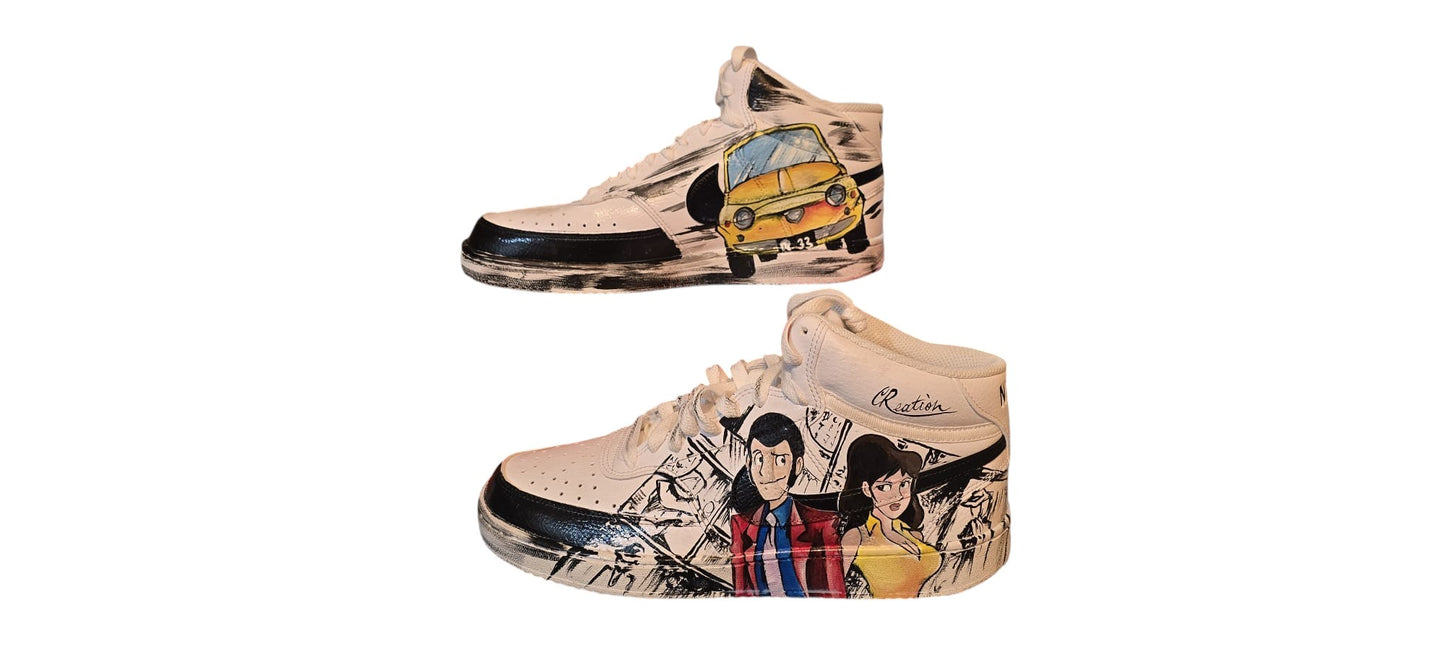 ✨ Il Soggetto: Lupin III & Characters
​Trasforma le tue sneakers in un tributo al genio di Monkey Punch. Queste Nike, dipinte interamente a mano con tecniche miste, celebrano l'intera banda di ladri più amata della TV. Un'esplosione di azione e stile per chi vuole un accessorio che sia un vero "colpo da maestri".