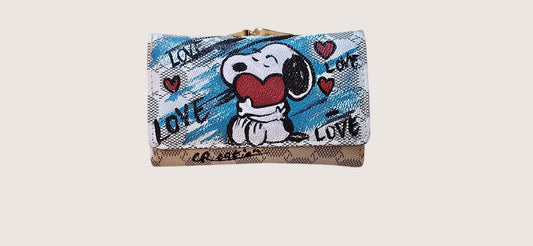 Pronta Consegna
​Descrizione dell'Inserzione
​Portafoglio Dipinto a Mano – L'iconico Snoopy! 🐾🎨
​Porta sempre con te la simpatia e la dolcezza del bracchetto più amato del mondo! Questo portafoglio dipinto a mano celebra l'universo di Snoopy, unendo un design classico e intramontabile all'esclusività di un prodotto artigianale. 🏠✨
​Realizzato con colori acrilici professionali su ecopelle di alta qualità, questo accessorio è perfetto per chi cerca un tocco di originalità e allegria nel proprio quotidiano.