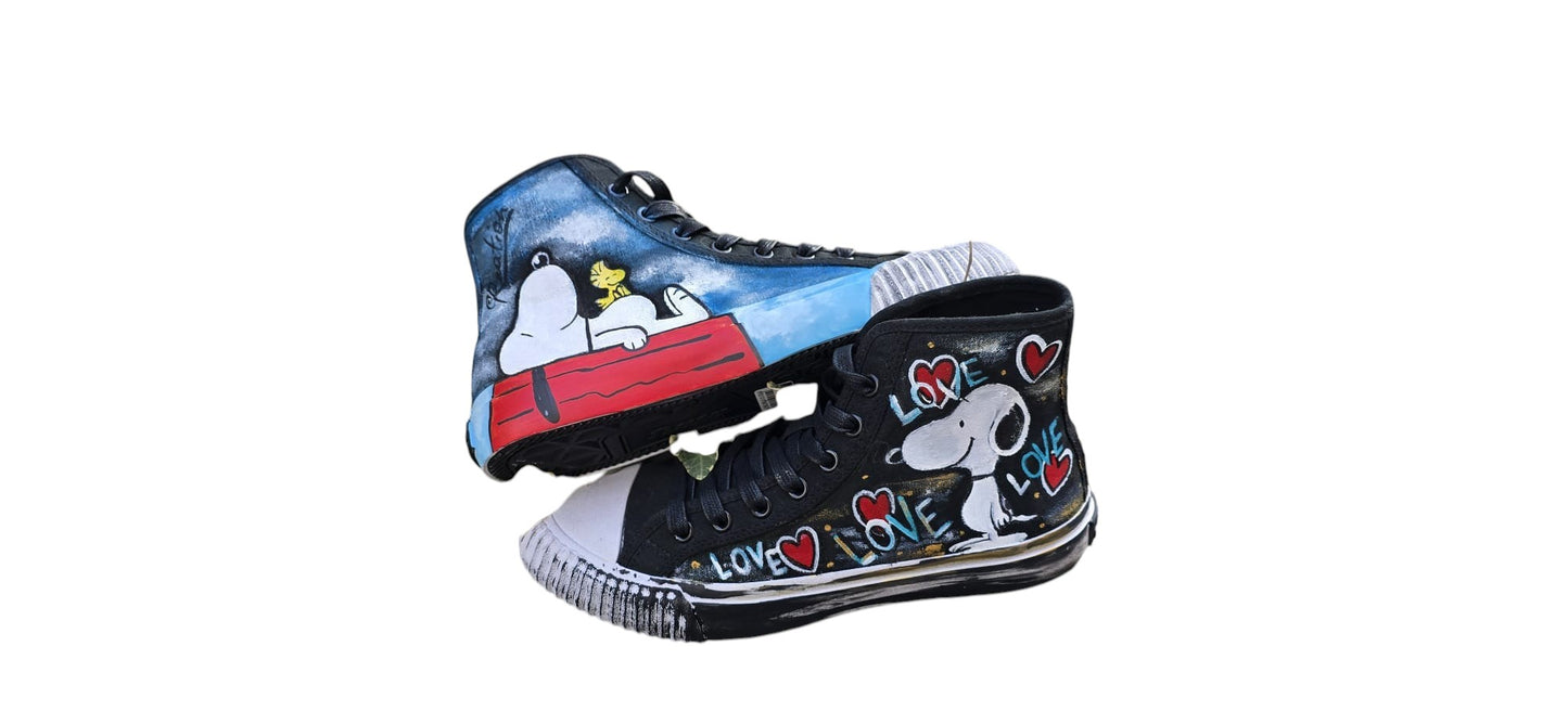 ✨ Il Soggetto: Snoopy &amp; Friends
Personalizza il tuo outfit con l'ironia e la dolcezza dei Peanuts. Queste scarpe Bata, dipinte interamente a mano, trasformano una calzatura classica in un pezzo da collezione. La pittura cattura l'essenza del tratto originale di Schulz, rendendo ogni passo un omaggio al mondo dei fumetti.