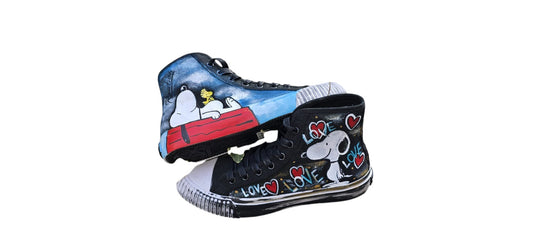 ✨ Il Soggetto: Snoopy &amp; Friends
Personalizza il tuo outfit con l'ironia e la dolcezza dei Peanuts. Queste scarpe Bata, dipinte interamente a mano, trasformano una calzatura classica in un pezzo da collezione. La pittura cattura l'essenza del tratto originale di Schulz, rendendo ogni passo un omaggio al mondo dei fumetti.