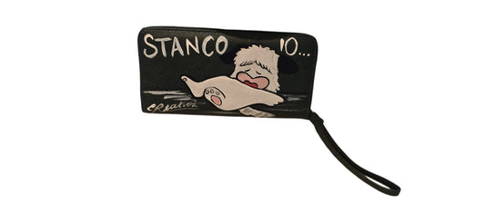 *✨ Il Soggetto: Hello Spank*
Porta con te l'allegria del cagnolino più buffo dell'animazione con questo portafoglio in ecopelle, dipinta interamente a mano. Il volto espressivo di Spank è riprodotto con cura nei dettagli per chi ama lo stile vintage degli anni '80 e gli accessori che sanno regalare un sorriso ogni volta che li usi.