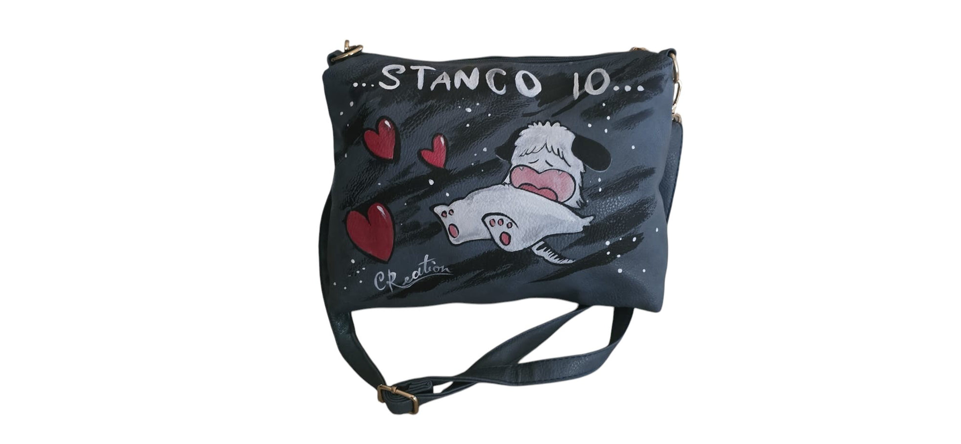 *✨ Il Soggetto: Hello Spank*
Porta con te l'allegria e la simpatia del cagnolino più amato degli anni '80 con questa borsa in ecopelle, dipinta interamente a mano. Il musetto buffo di Spank è riprodotto con cura nei dettagli per chi ama lo stile vintage, i cartoni classici e gli accessori che regalano un sorriso immediato.