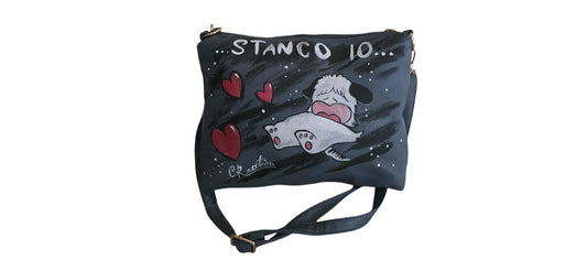 *✨ Il Soggetto: Hello Spank*
Porta con te l'allegria e la simpatia del cagnolino più amato degli anni '80 con questa borsa in ecopelle, dipinta interamente a mano. Il musetto buffo di Spank è riprodotto con cura nei dettagli per chi ama lo stile vintage, i cartoni classici e gli accessori che regalano un sorriso immediato.